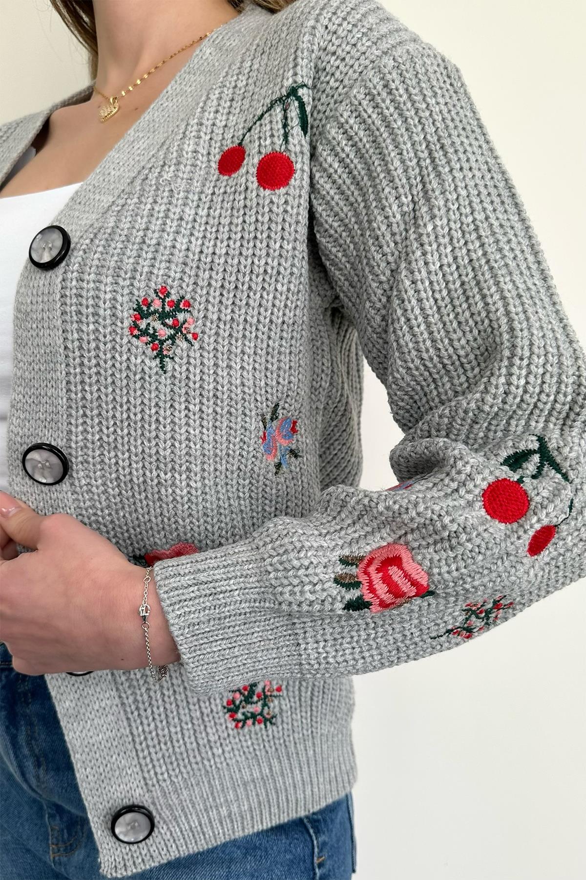 KIRSCH- UND BLUMENBESTICKTER CARDIGAN