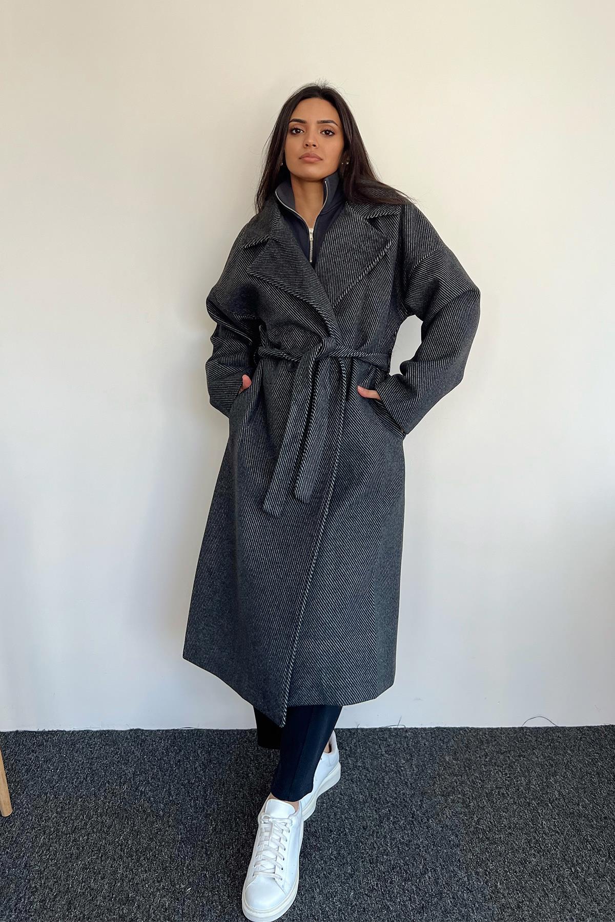 KIRÇILLI KUŞAKLI KRUVAZE YAKA KABAN ANTRASİT