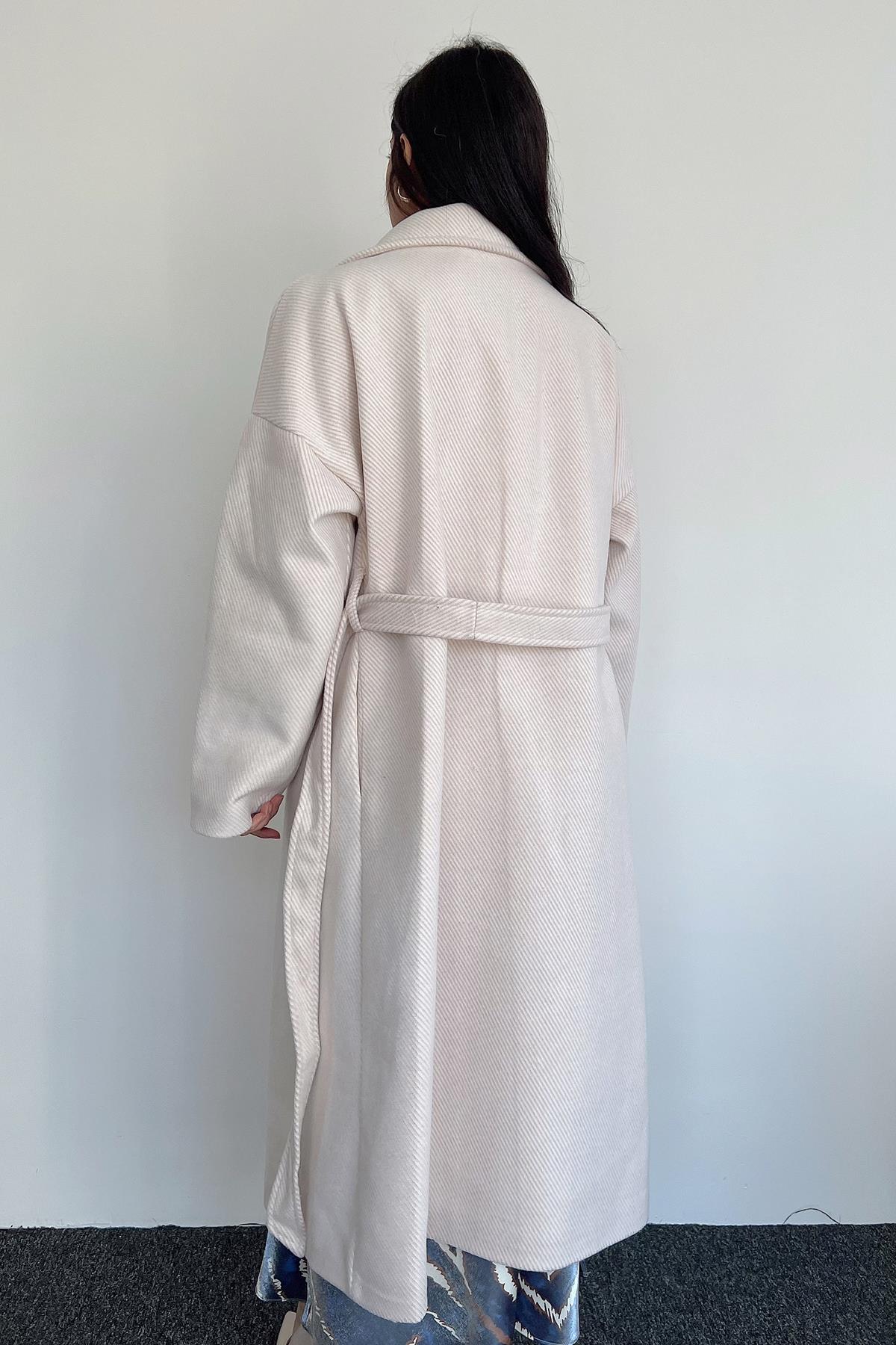 KIRÇILLI KUŞAKLI KRUVAZE YAKA KABAN TAŞ