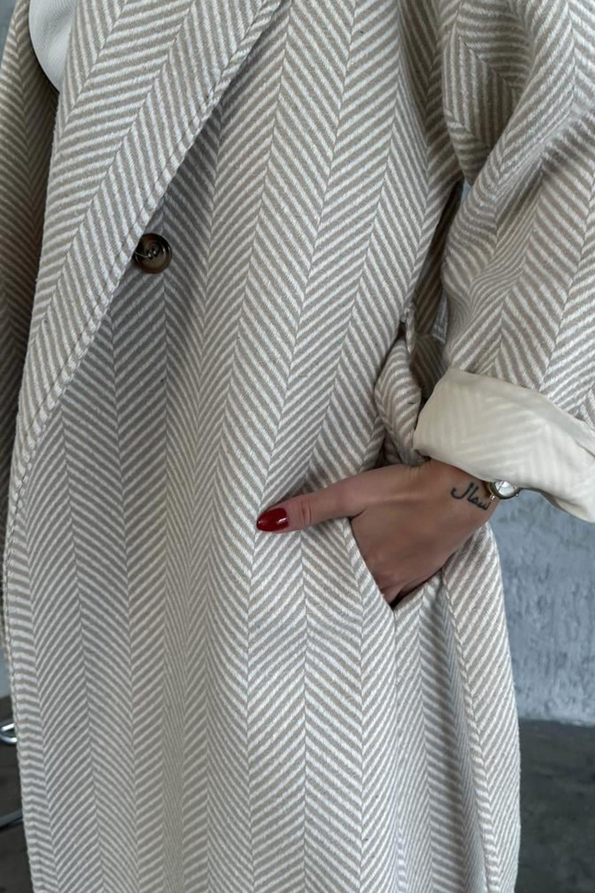 KIRÇILLI KUŞAKLI KRUVAZE YAKA KABAN TAŞ