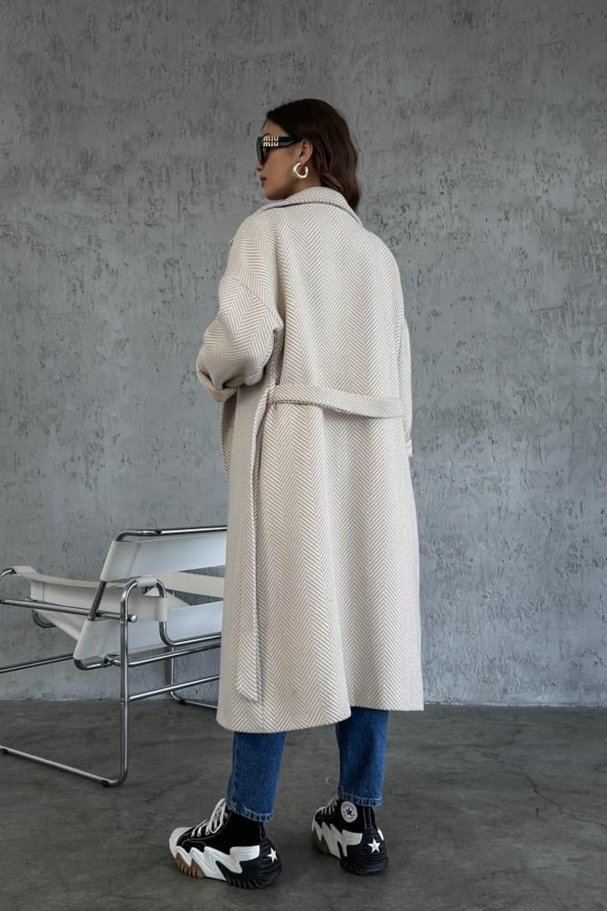 KIRÇILLI KUŞAKLI KRUVAZE YAKA KABAN TAŞ