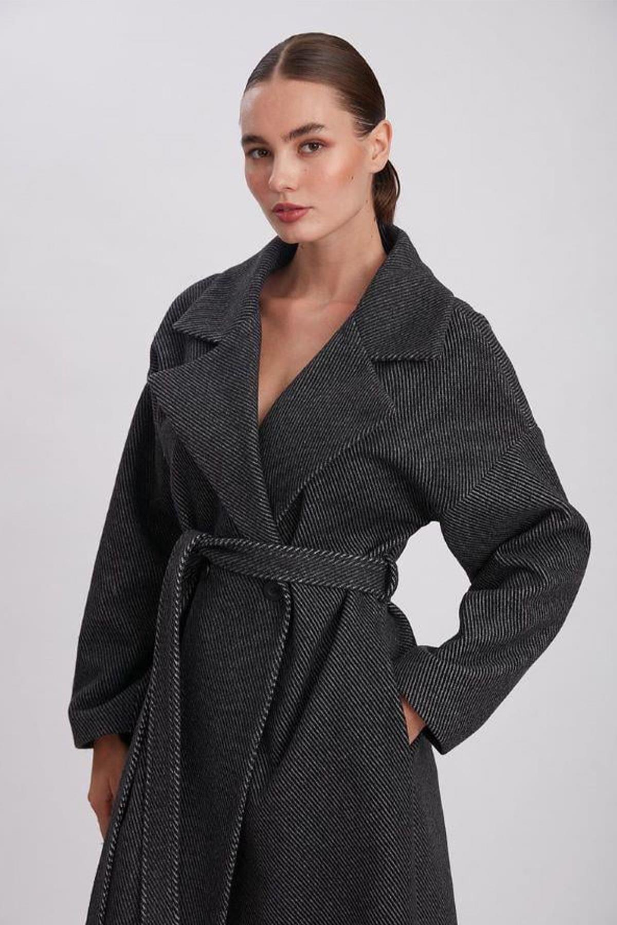 KIRÇILLI KUŞAKLI KRUVAZE YAKA KABAN ANTRASİT