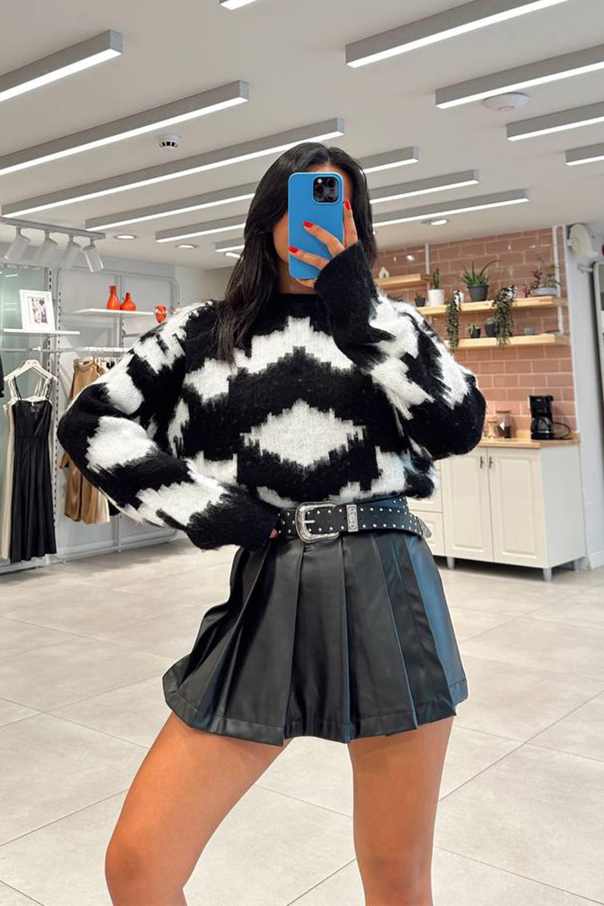 BİSİKLET YAKA DESENLİ TRİKO KAZAK SİYAH-BEYAZ