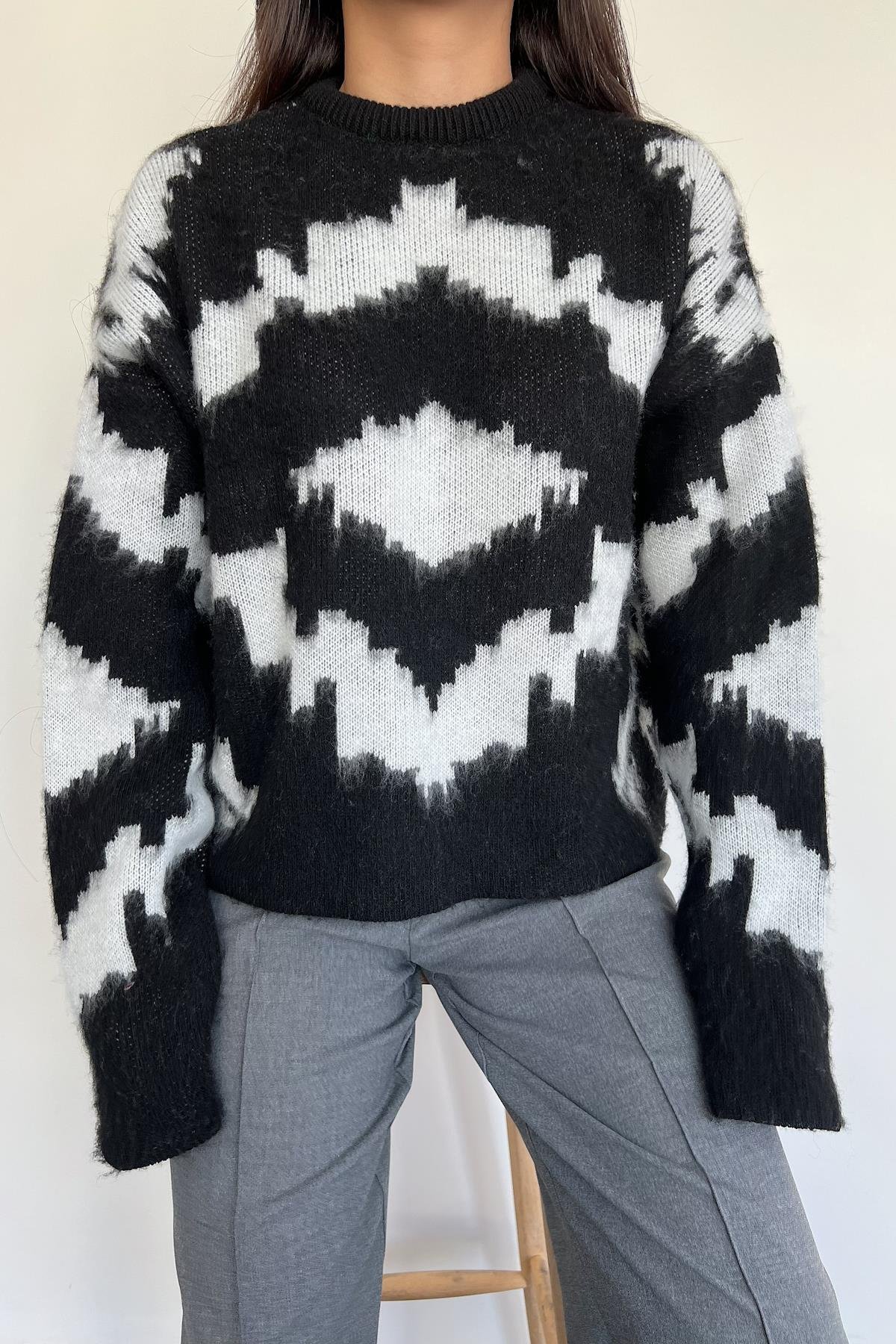 BİSİKLET YAKA DESENLİ TRİKO KAZAK SİYAH-BEYAZ