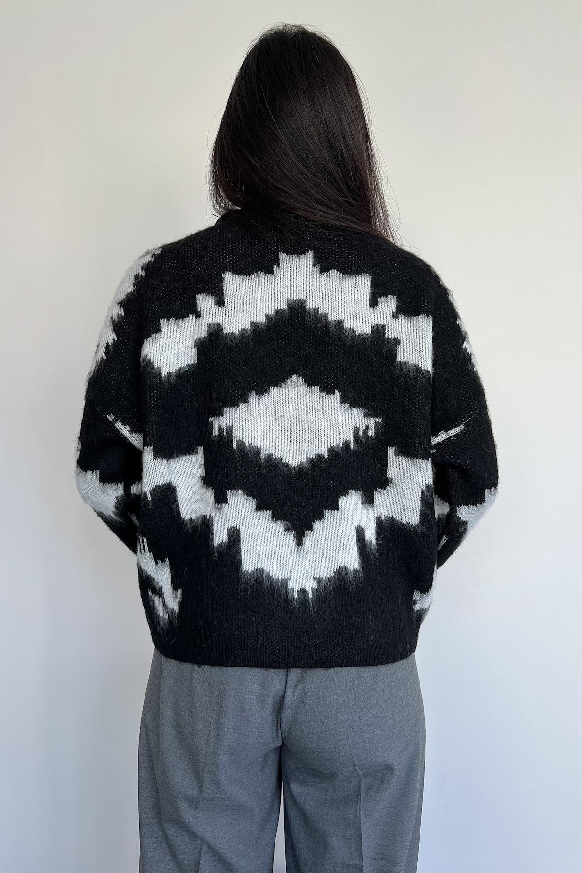 BİSİKLET YAKA DESENLİ TRİKO KAZAK SİYAH-BEYAZ