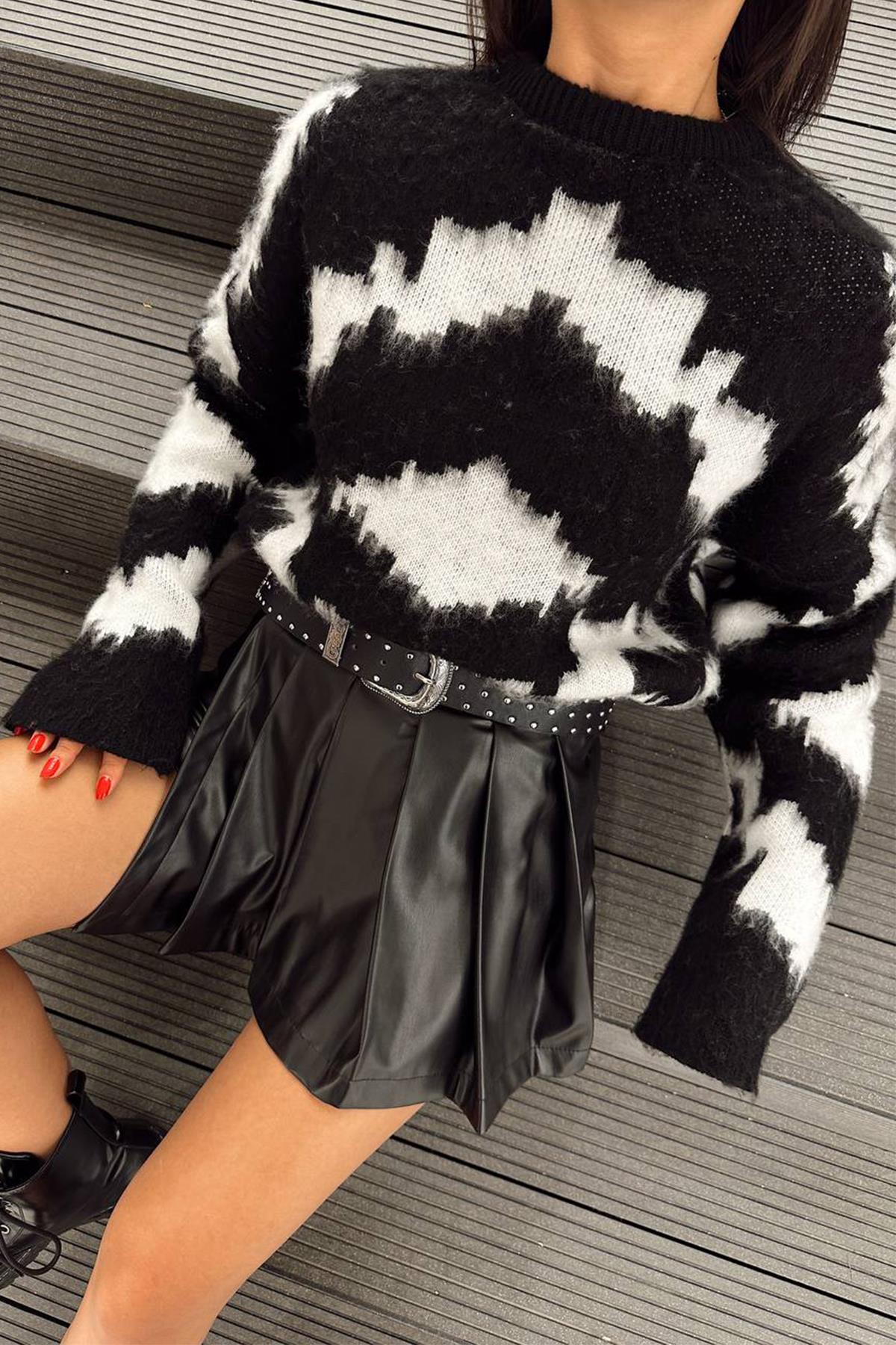 BİSİKLET YAKA DESENLİ TRİKO KAZAK SİYAH-BEYAZ