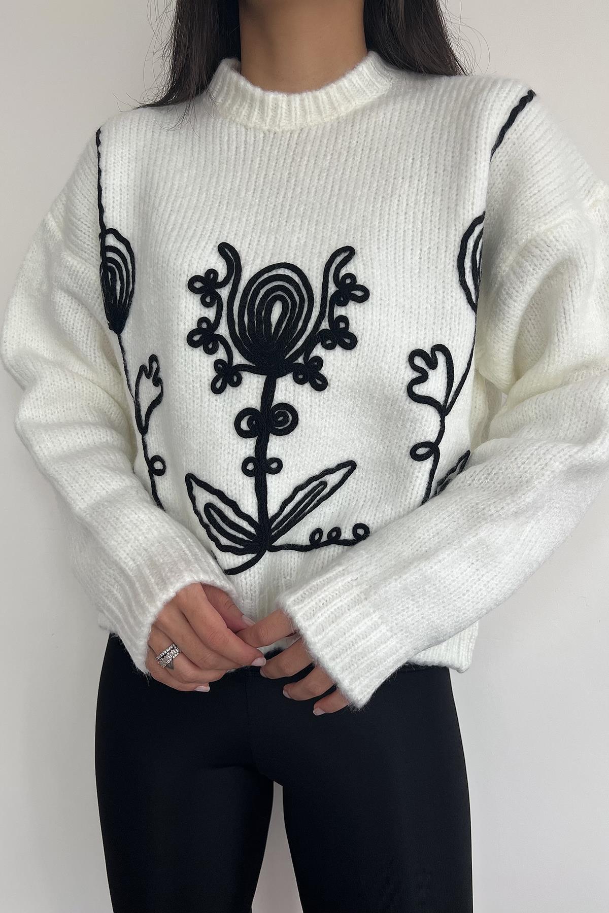 BİSİKLET YAKA ÖNÜ İP NAKIŞLI TRİKO KAZAK EKRU