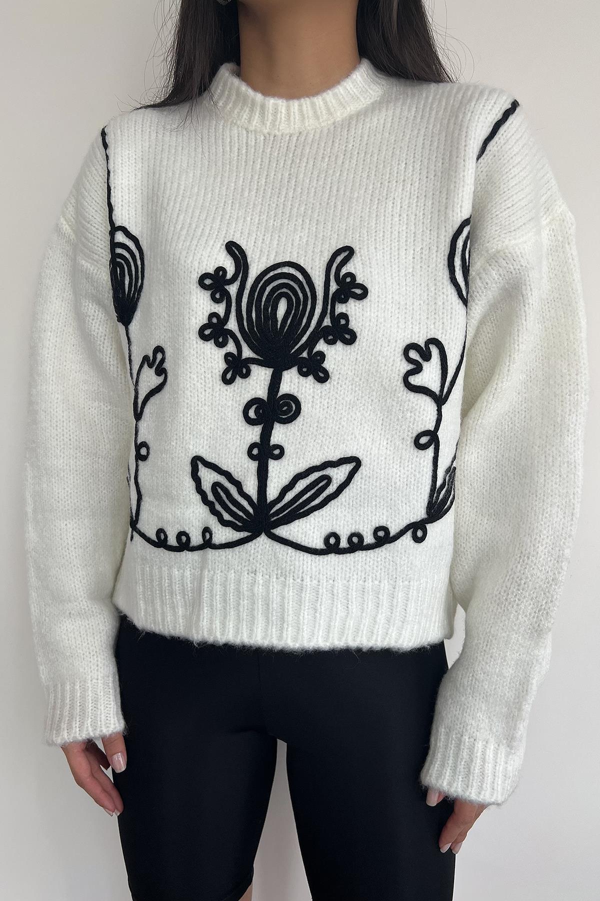 BİSİKLET YAKA ÖNÜ İP NAKIŞLI TRİKO KAZAK EKRU