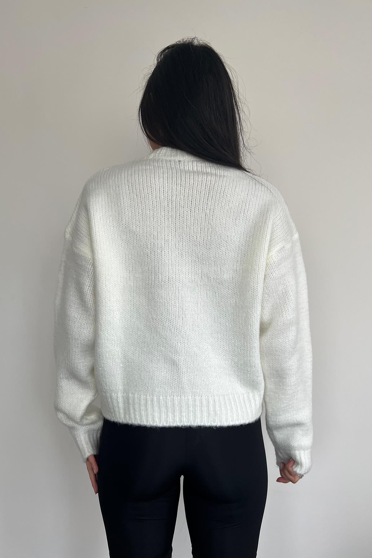 BİSİKLET YAKA ÖNÜ İP NAKIŞLI TRİKO KAZAK EKRU