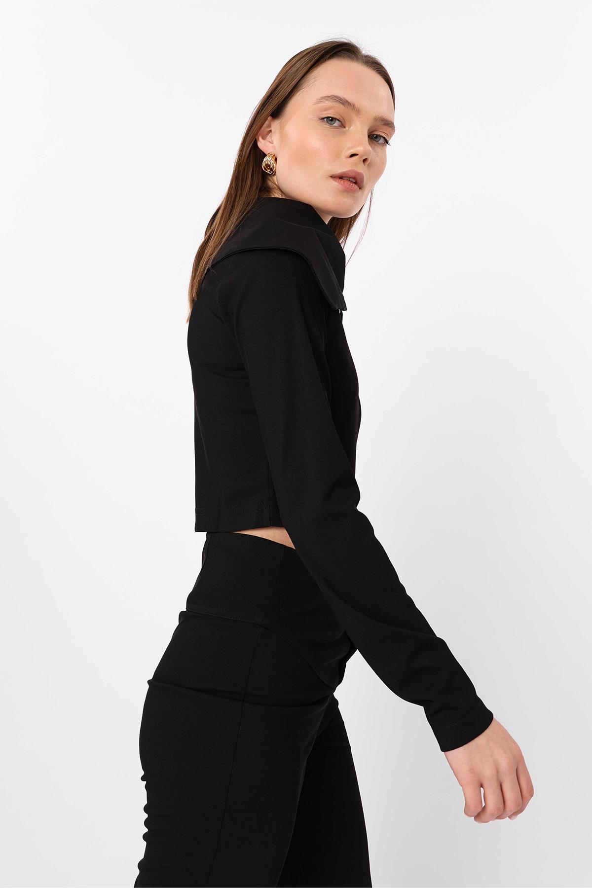 WIDE COLLAR ZIPPER CROP SWEATER