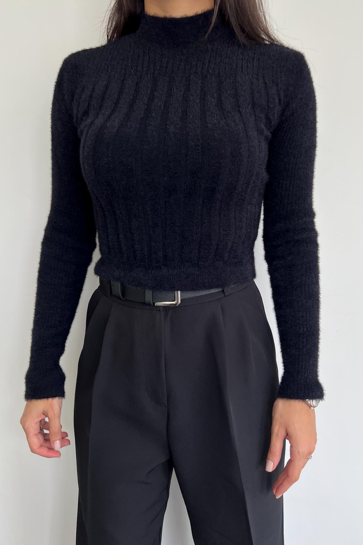 سترة متماسكة ذات رقبة مدورة ناعمة وملتحية