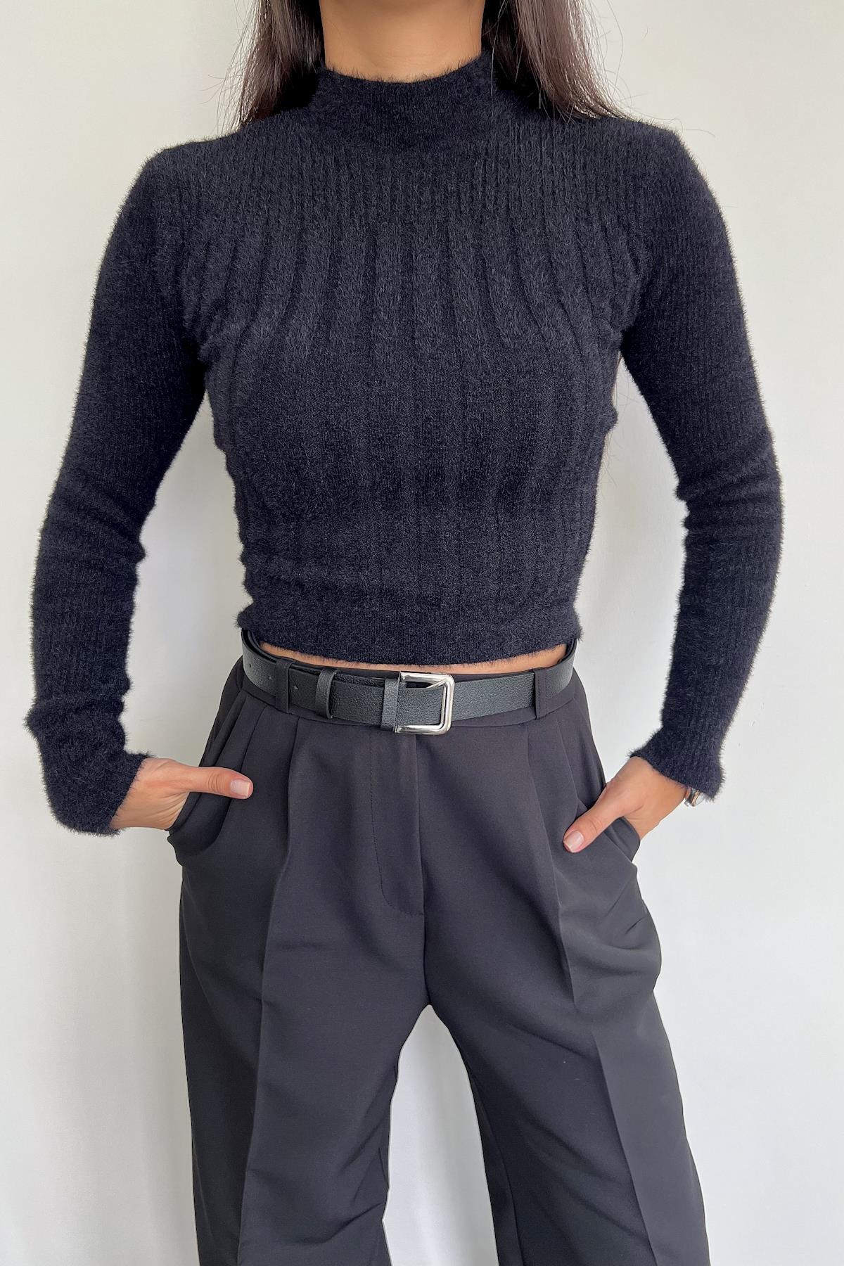 سترة متماسكة ذات رقبة مدورة ناعمة وملتحية