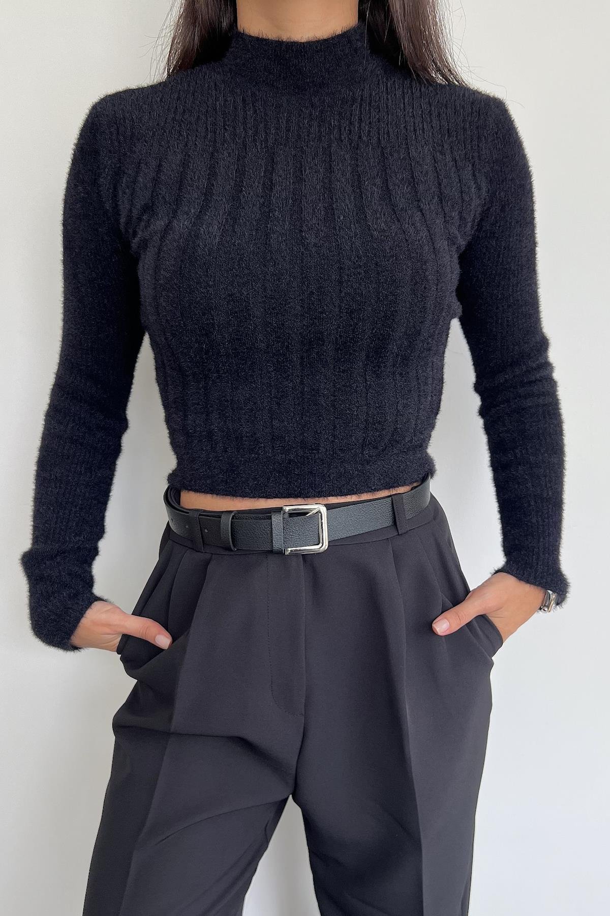 سترة متماسكة ذات رقبة مدورة ناعمة وملتحية