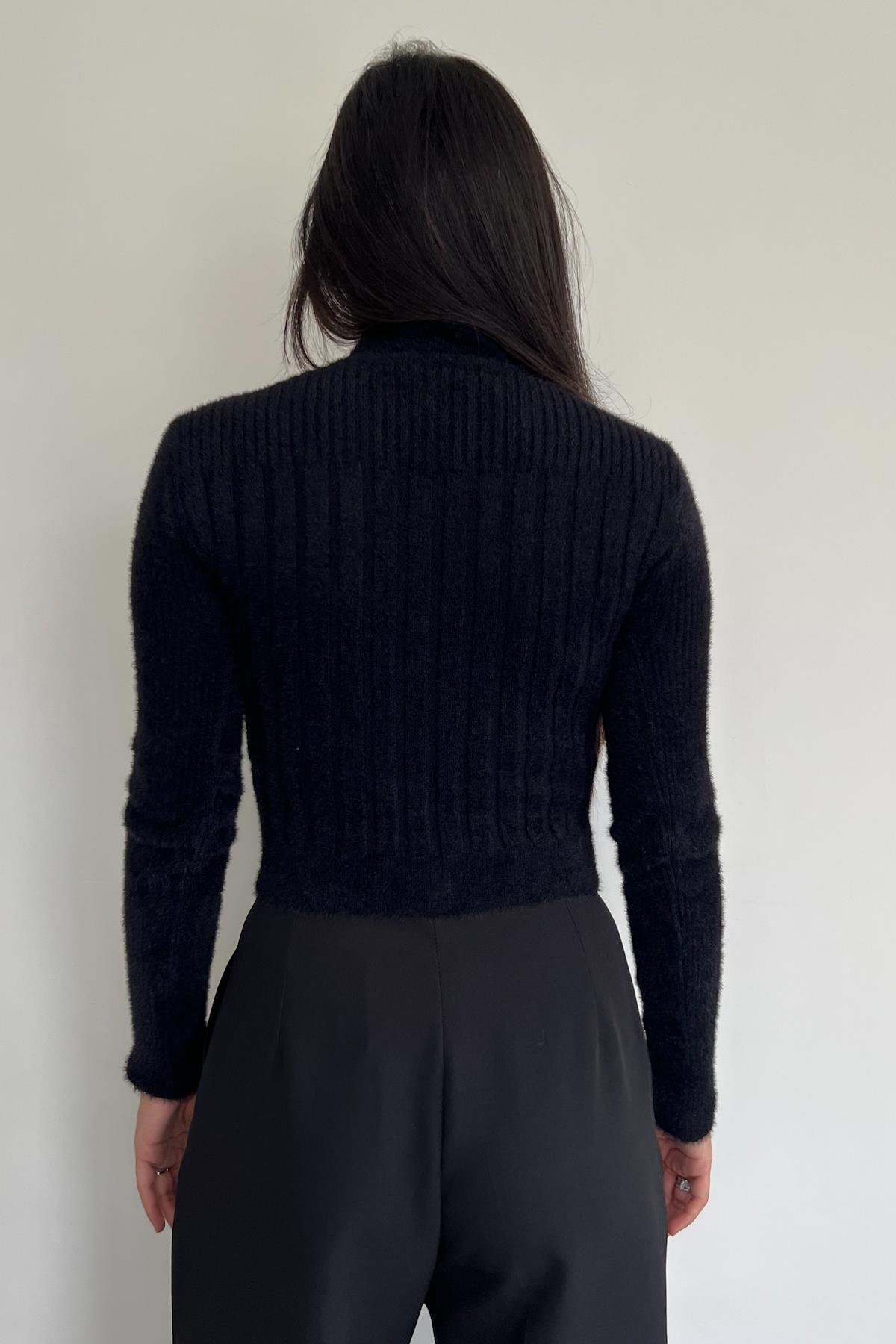 سترة متماسكة ذات رقبة مدورة ناعمة وملتحية