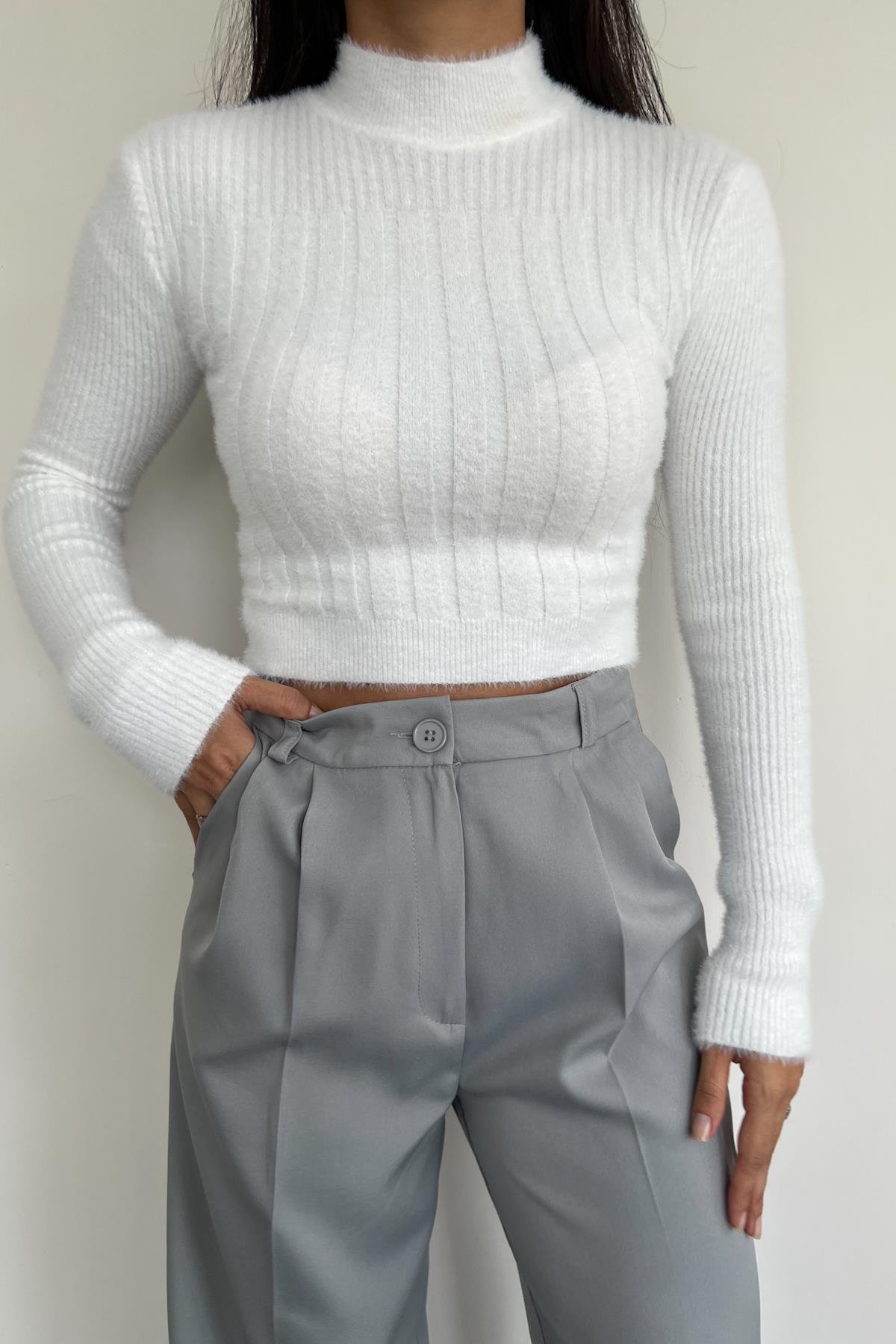BEARDED SOFT RUBBLE TURTLEneck KNIT SWEATER