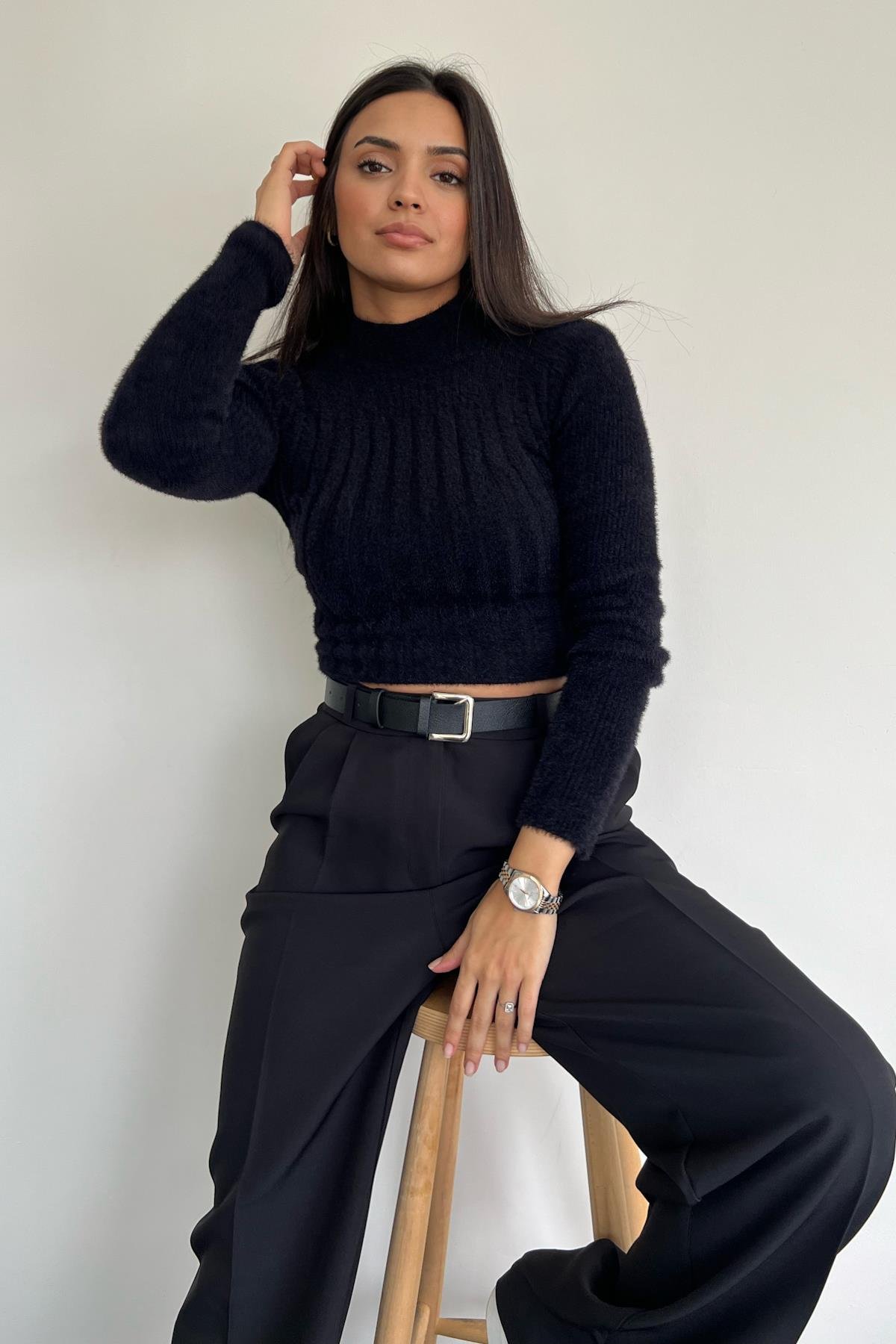 سترة متماسكة ذات رقبة مدورة ناعمة وملتحية