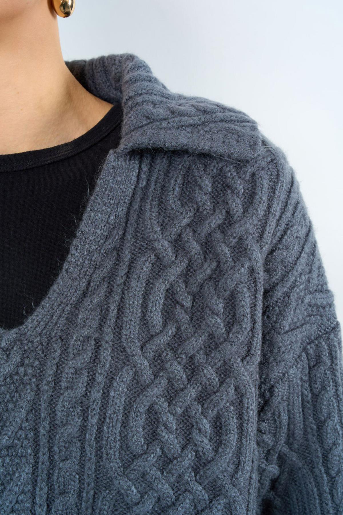 V YAKA ÖRGÜ DESEN TRİKO KAZAK FÜME