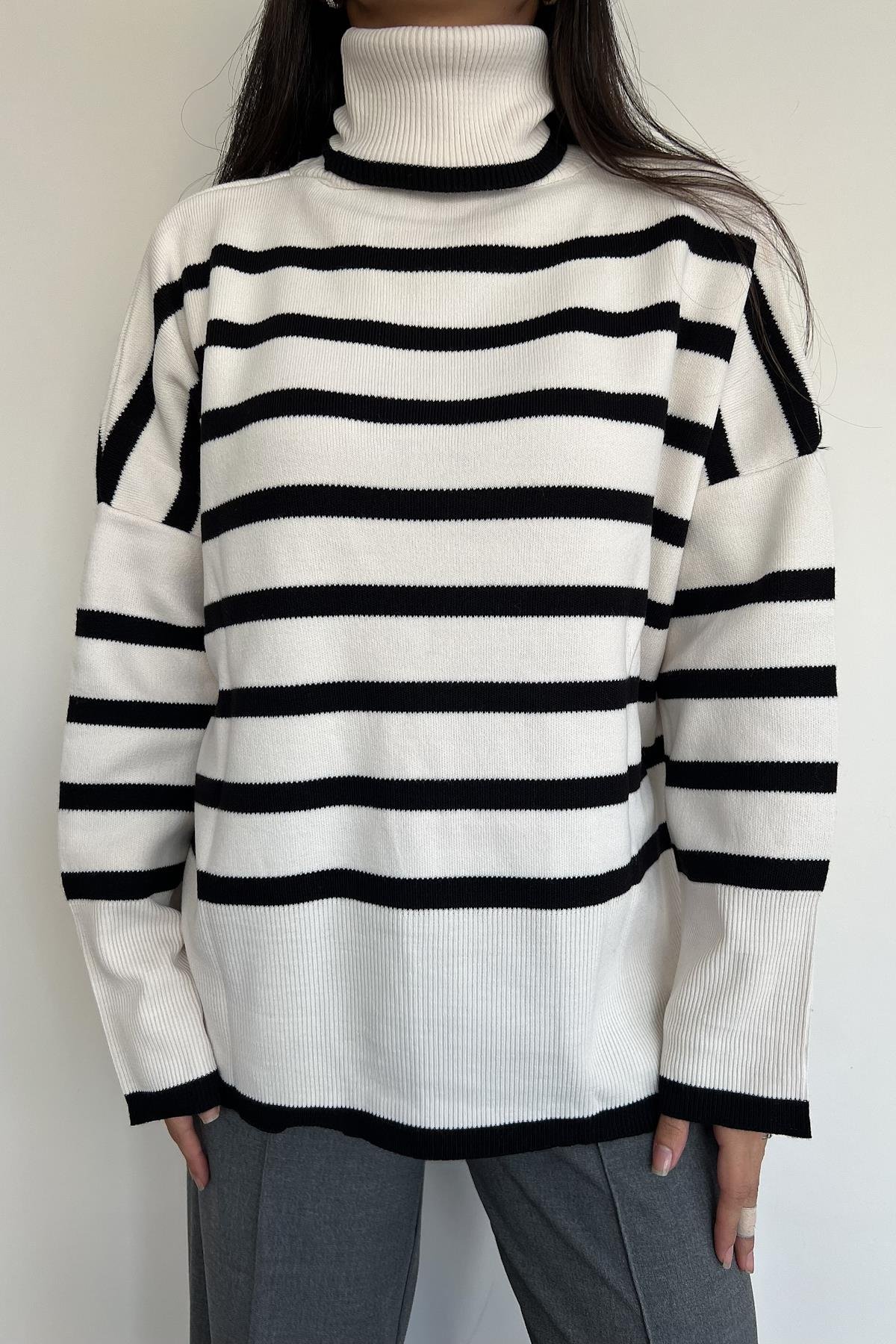 YIRTMAÇLI BOĞAZLI ÇİZGİLİ TRİKO KREM