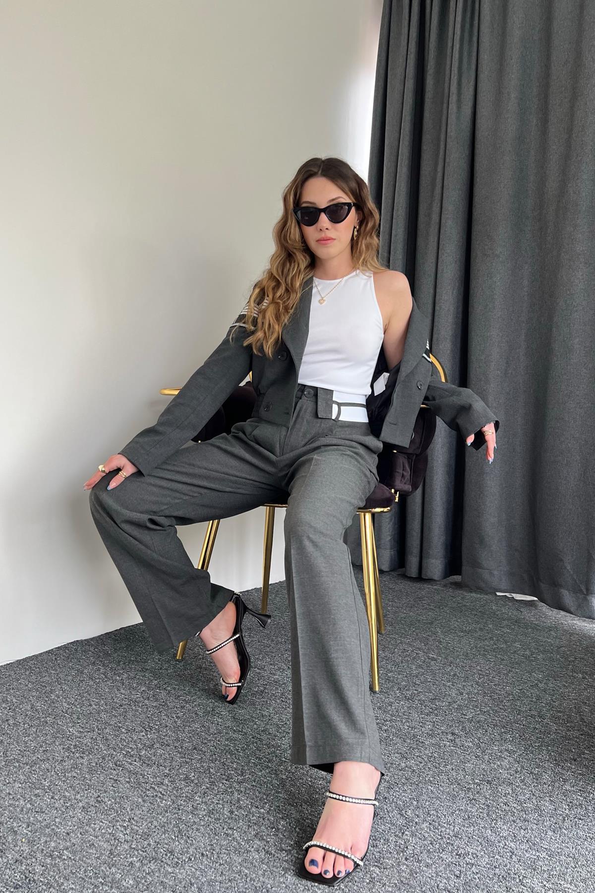 بنطال قماشي بتفاصيل الخصر