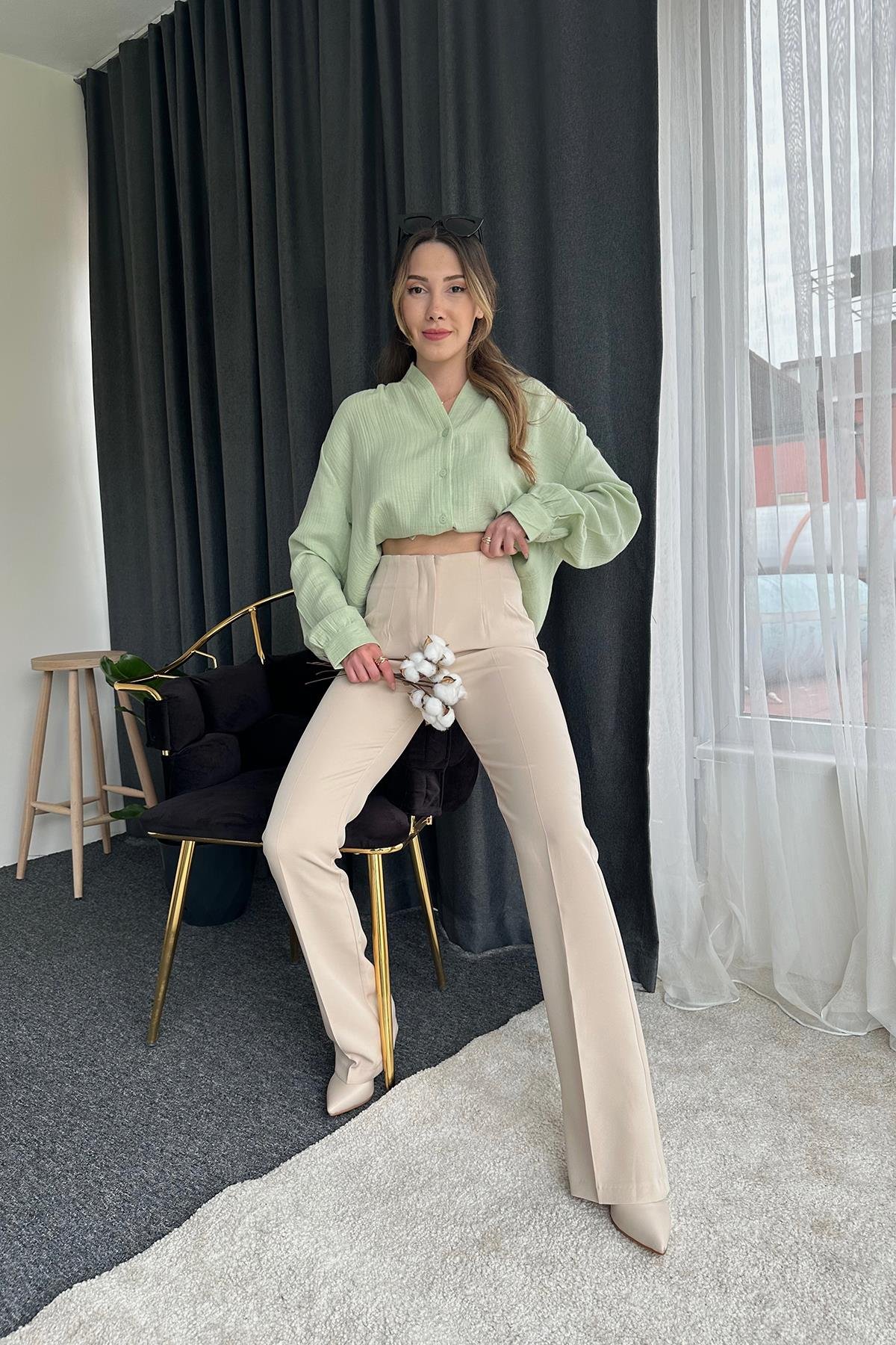 السراويل الاسبانية مع الأقلام