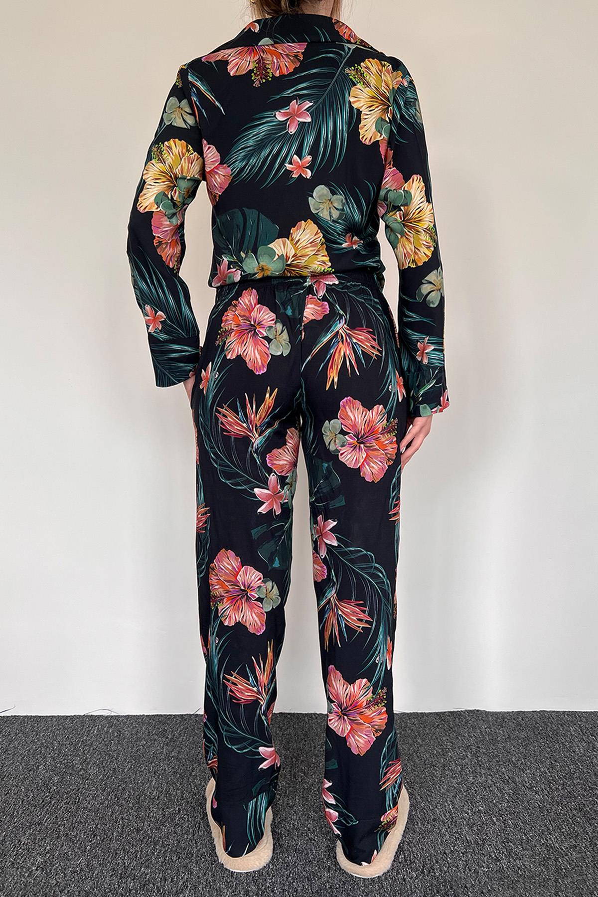 Çiçek ve Yaprak Desenli Gömlek Yakalı Önü Boydan Düğmeli Pijama Takımı SİYAH