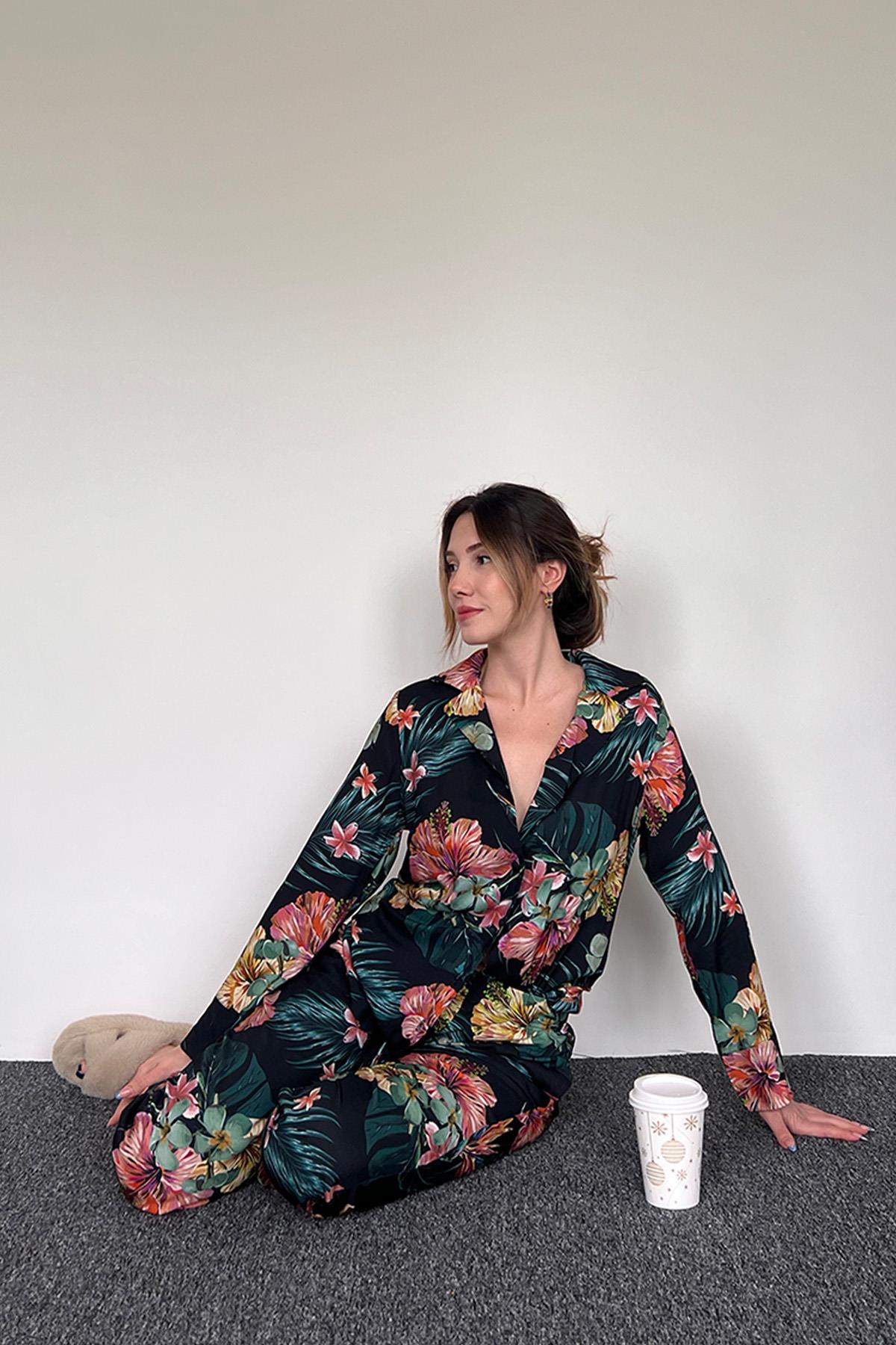 Çiçek ve Yaprak Desenli Gömlek Yakalı Önü Boydan Düğmeli Pijama Takımı SİYAH