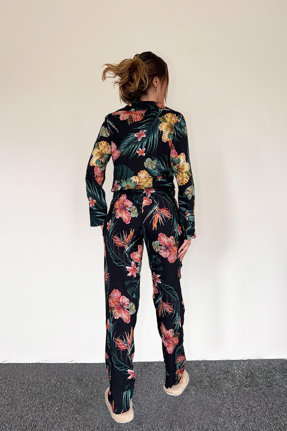 Çiçek ve Yaprak Desenli Gömlek Yakalı Önü Boydan Düğmeli Pijama Takımı SİYAH