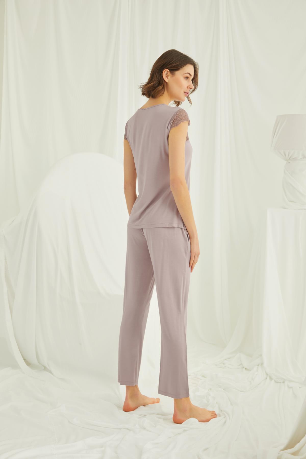 Yakası Kolu ve Omzu Dantelli Önü Düğmeli Pijama Takımı VİZON