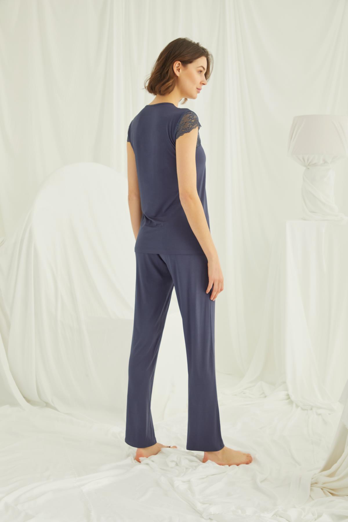 Yakası Kolu ve Omzu Dantelli Önü Düğmeli Pijama Takımı LACİVERT