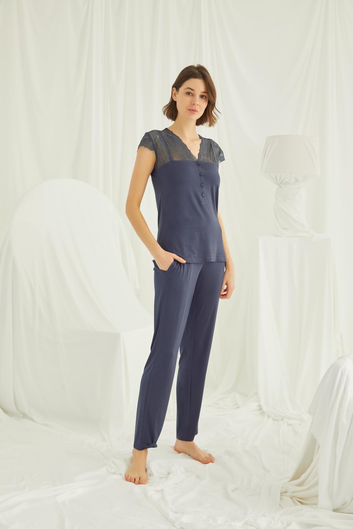 Yakası Kolu ve Omzu Dantelli Önü Düğmeli Pijama Takımı LACİVERT