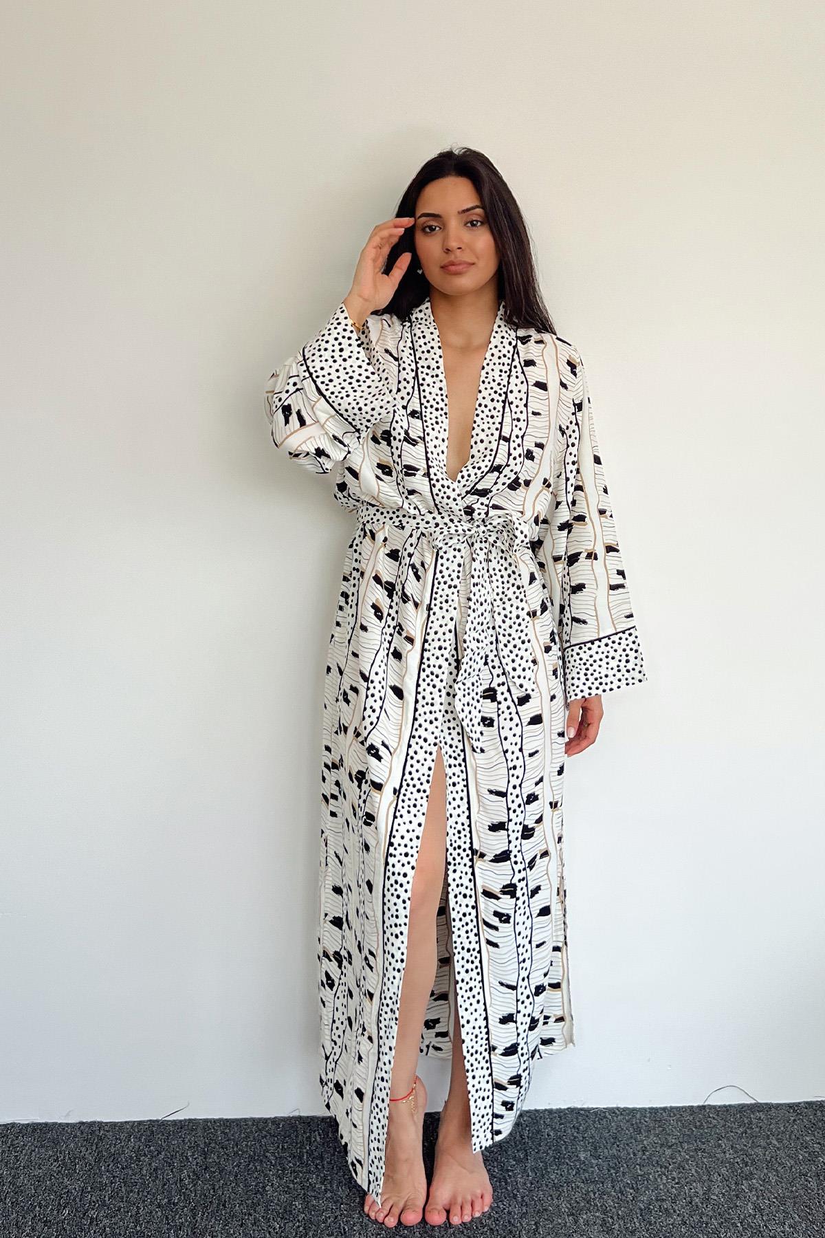 Desenli Puantiyeli Yırtmaç Detaylı Sabahlık SİYAH-BEYAZ