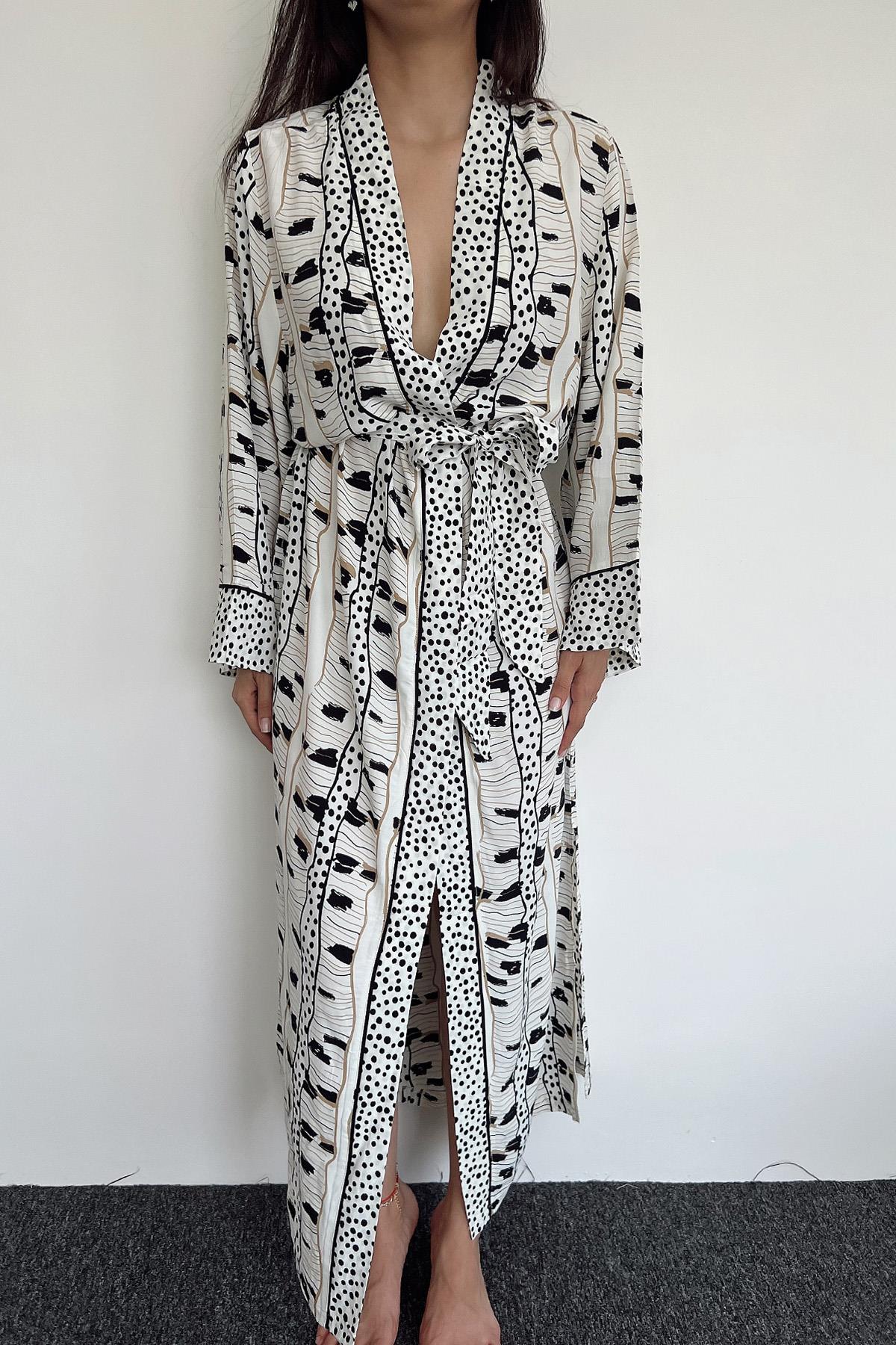 Desenli Puantiyeli Yırtmaç Detaylı Sabahlık SİYAH-BEYAZ