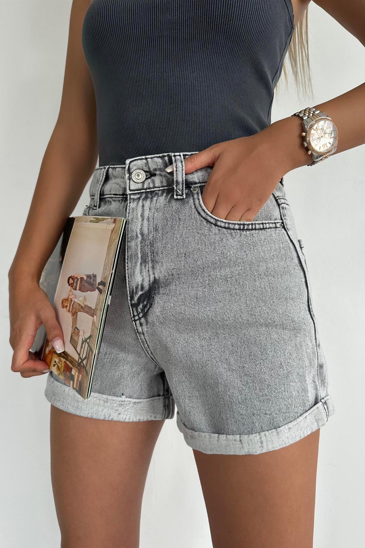 شورتات مطوية