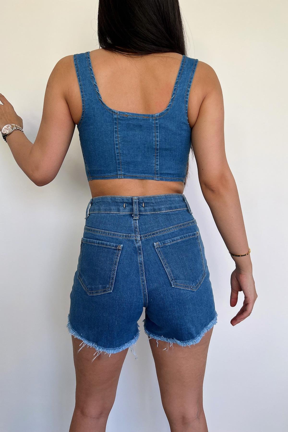 شورت جينز ممزق بتفاصيل مفصلة