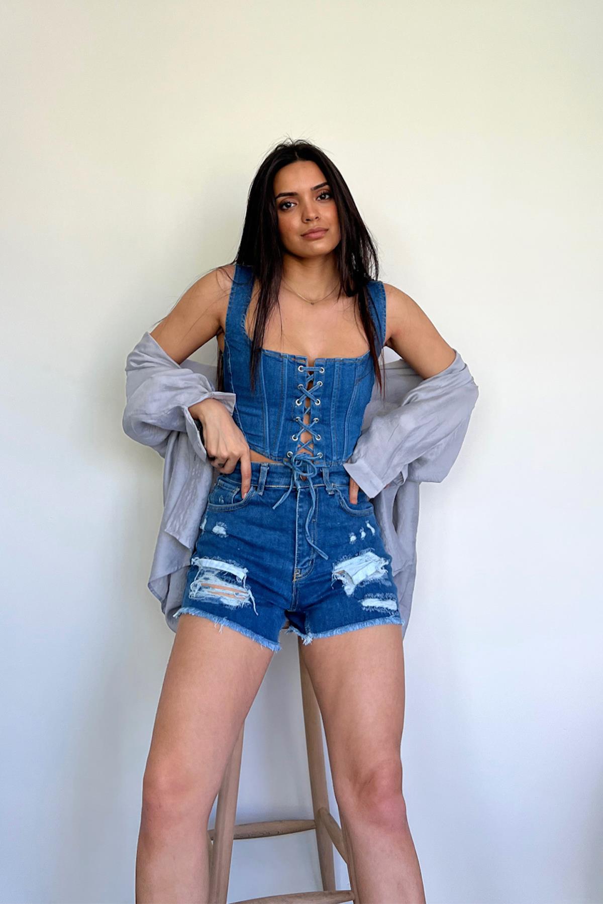 شورت جينز ممزق بتفاصيل مفصلة