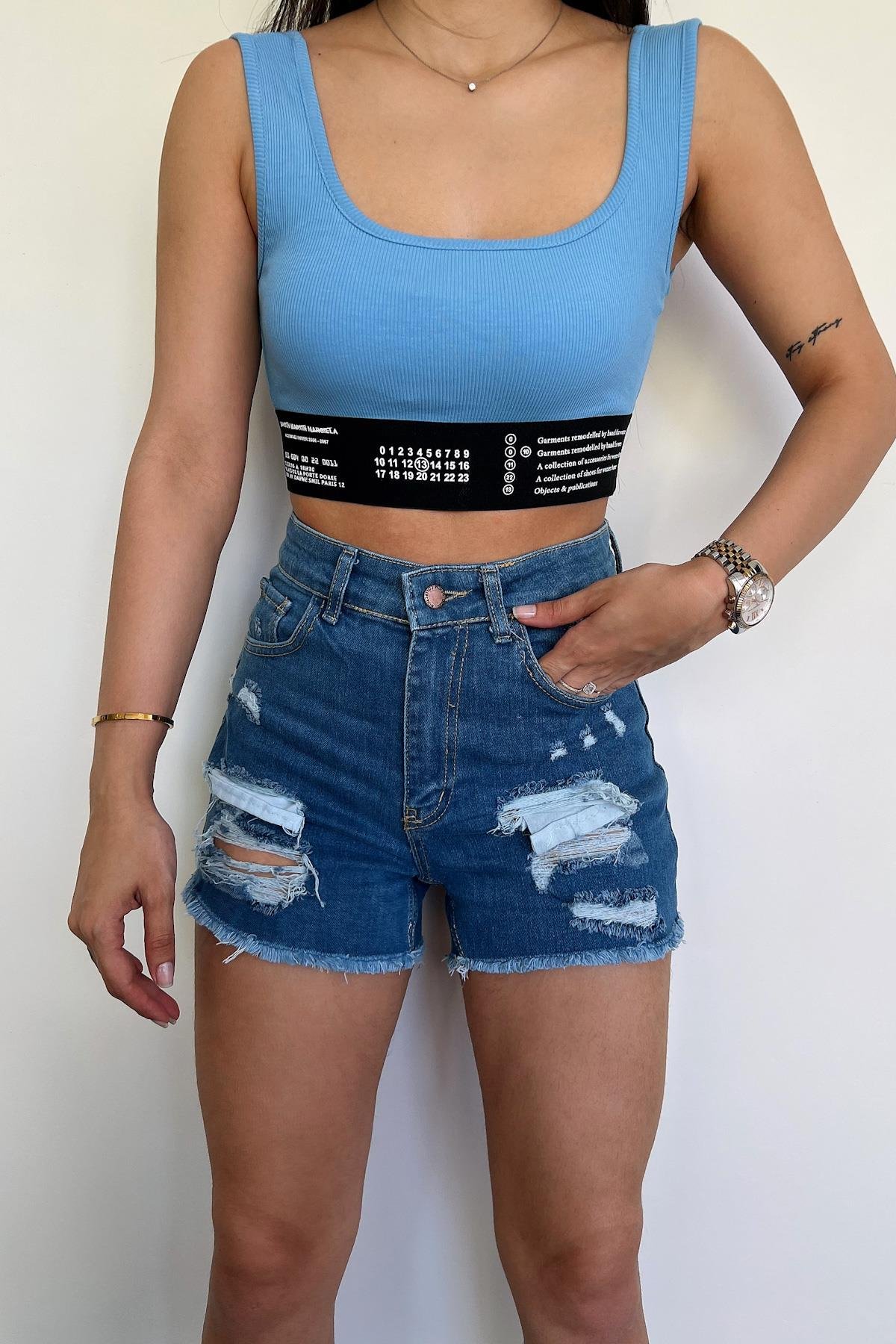 شورت جينز ممزق بتفاصيل مفصلة