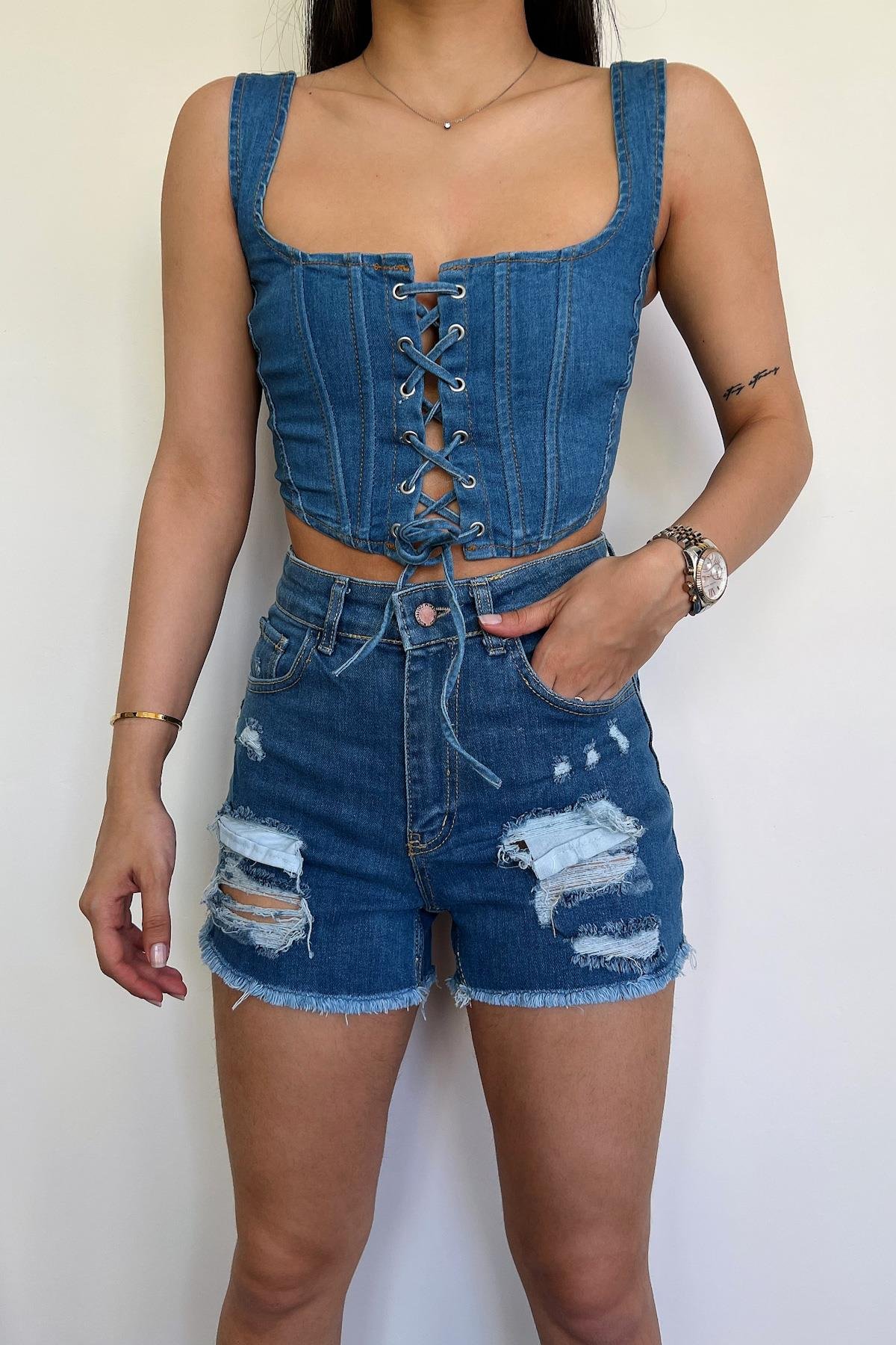 شورت جينز ممزق بتفاصيل مفصلة