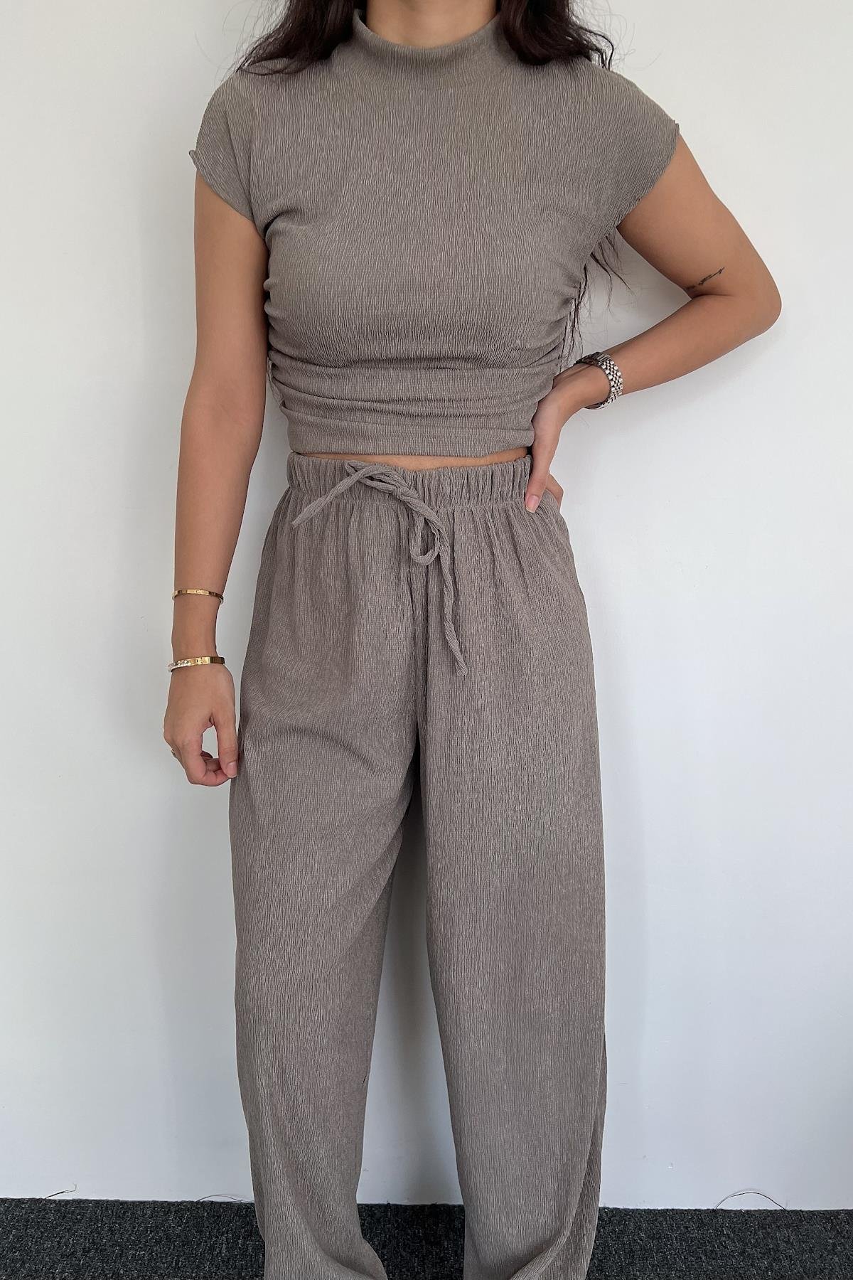 HEISSES SET AUS GEMUSTERTER TAILLE, BLUSE UND HOSE