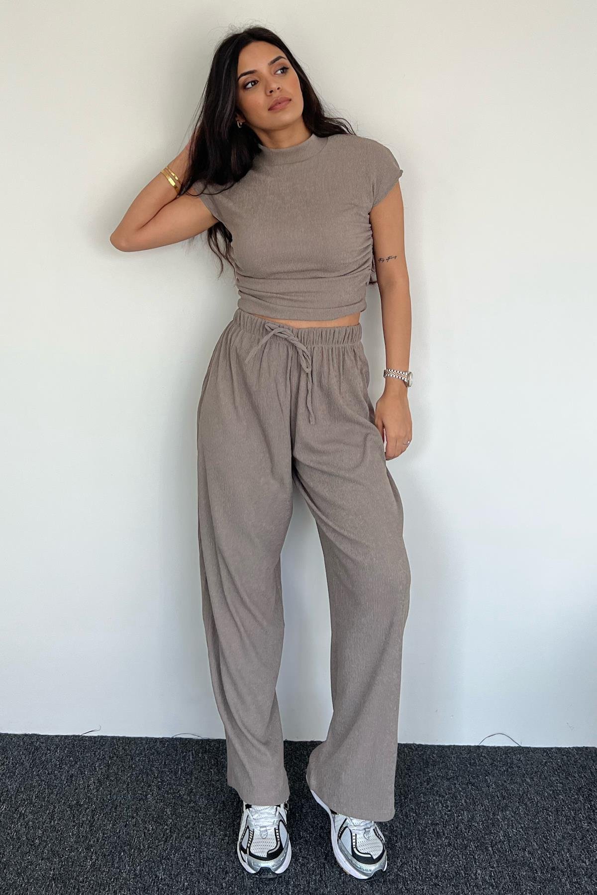 HEISSES SET AUS GEMUSTERTER TAILLE, BLUSE UND HOSE