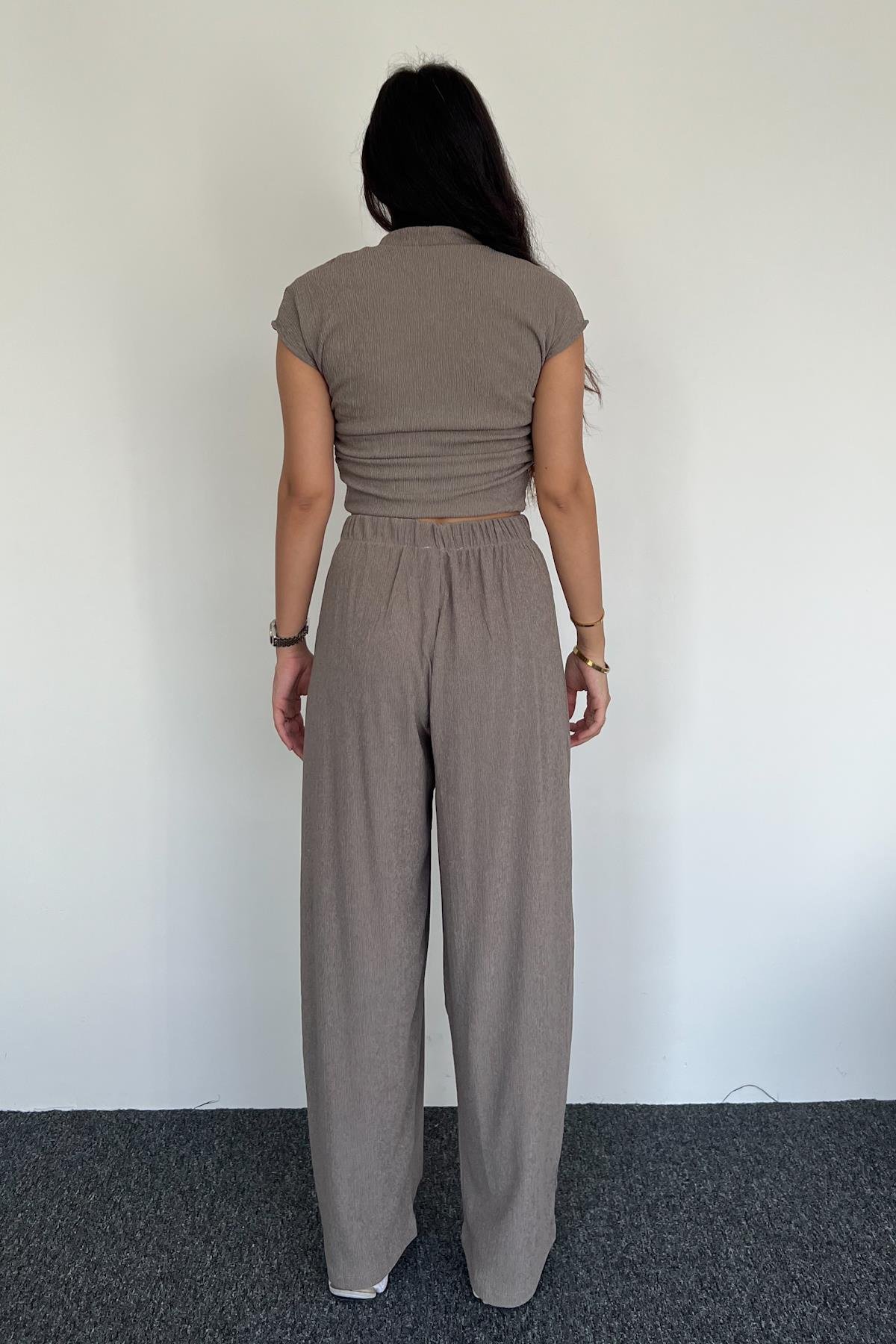 HEISSES SET AUS GEMUSTERTER TAILLE, BLUSE UND HOSE