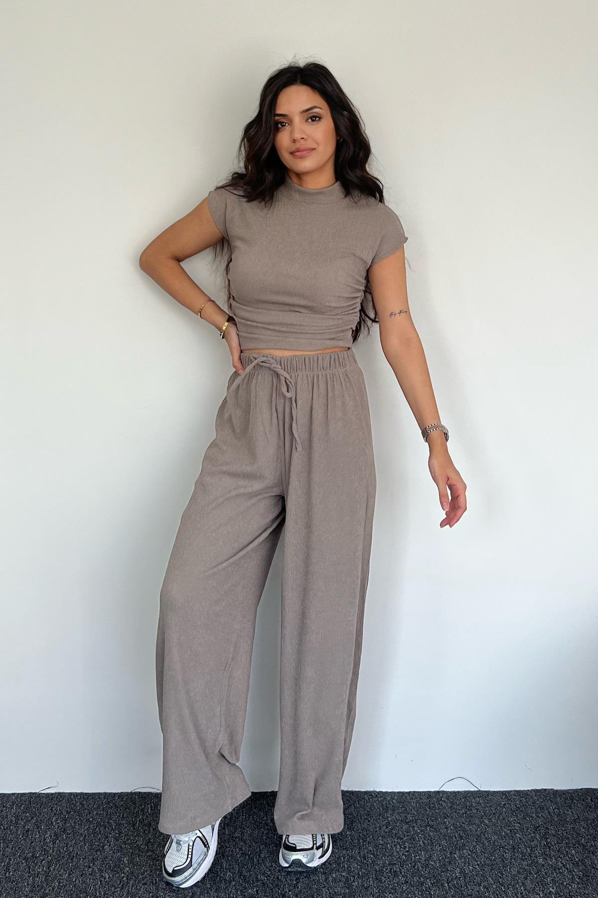 HEISSES SET AUS GEMUSTERTER TAILLE, BLUSE UND HOSE