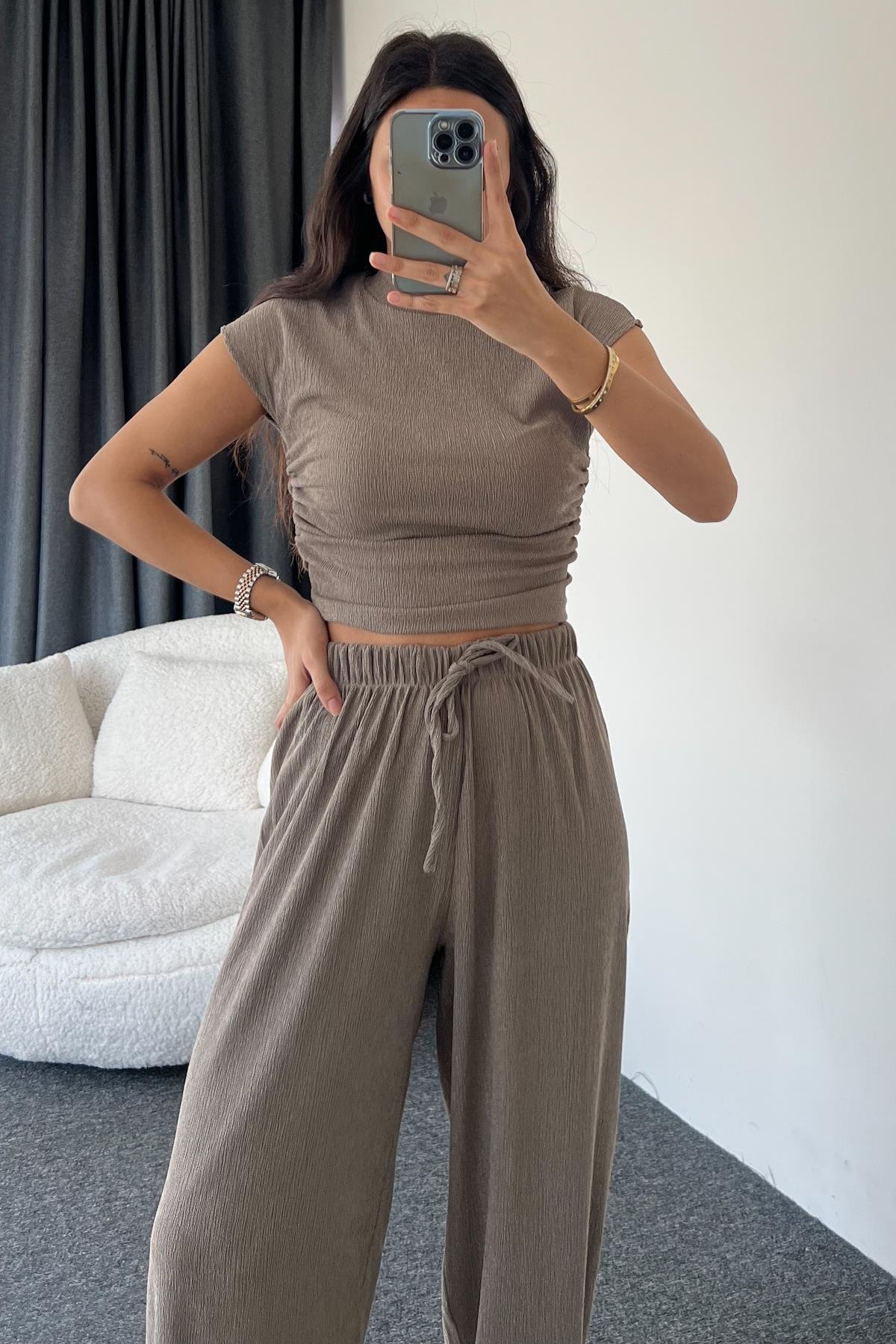 HEISSES SET AUS GEMUSTERTER TAILLE, BLUSE UND HOSE