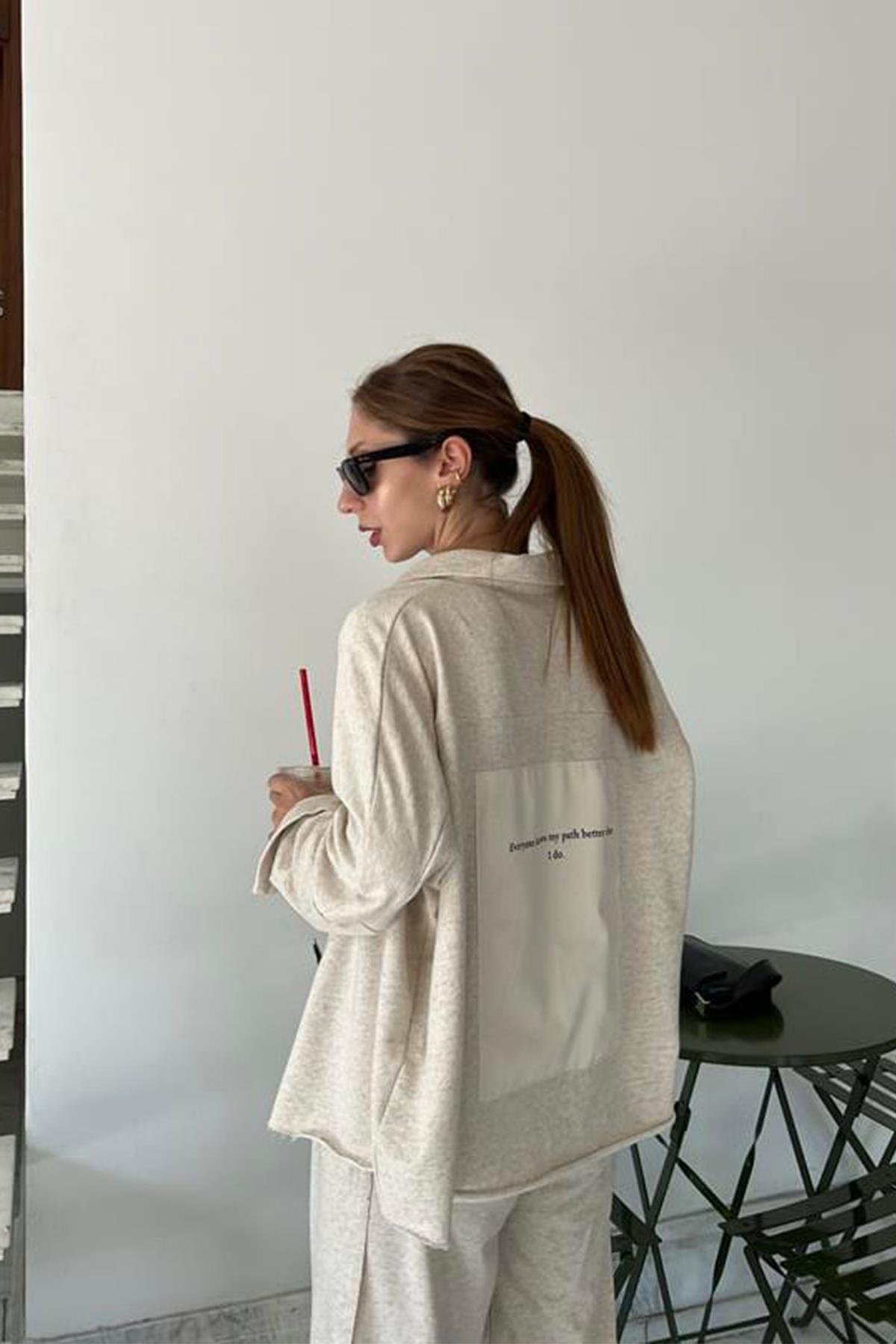 КОСТЮМ С КАРМАННЫМ ТЕКСТОМ