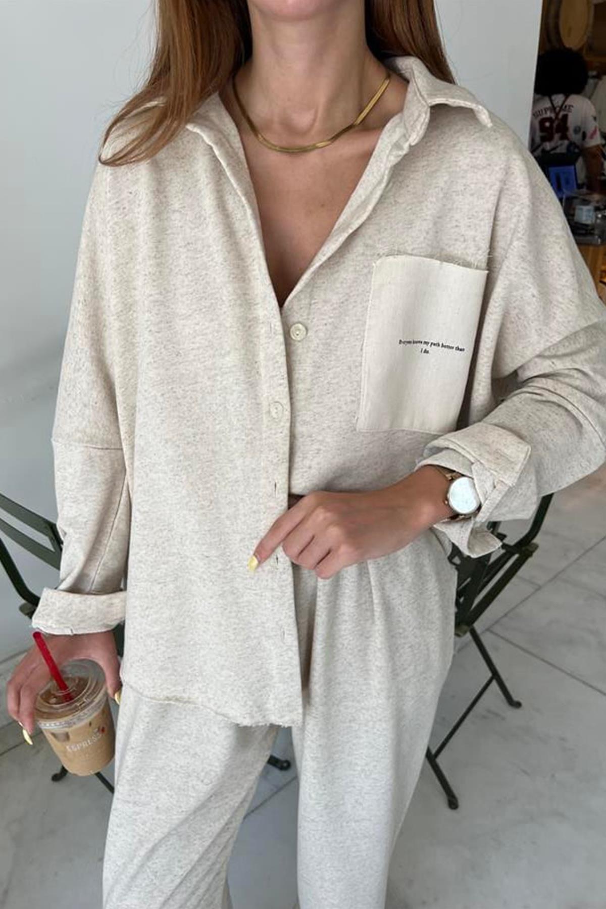 КОСТЮМ С КАРМАННЫМ ТЕКСТОМ