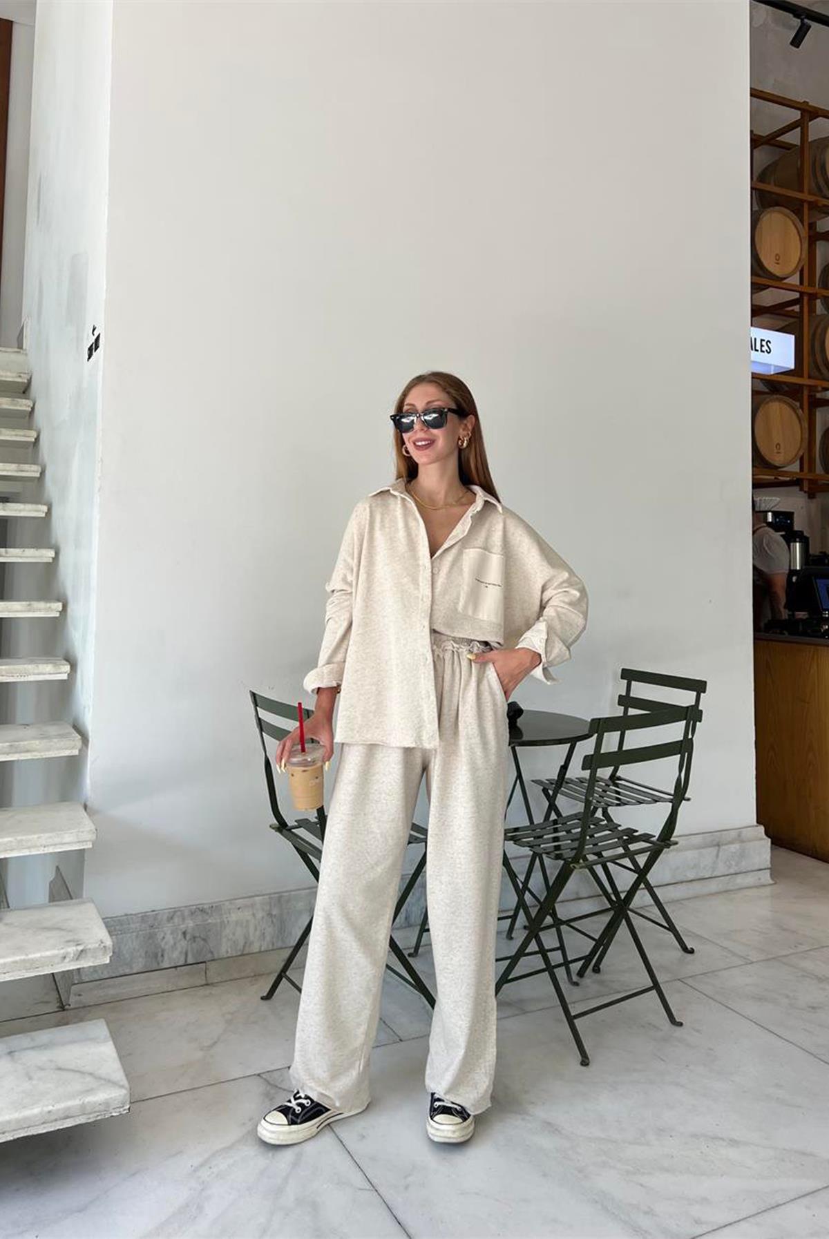 КОСТЮМ С КАРМАННЫМ ТЕКСТОМ