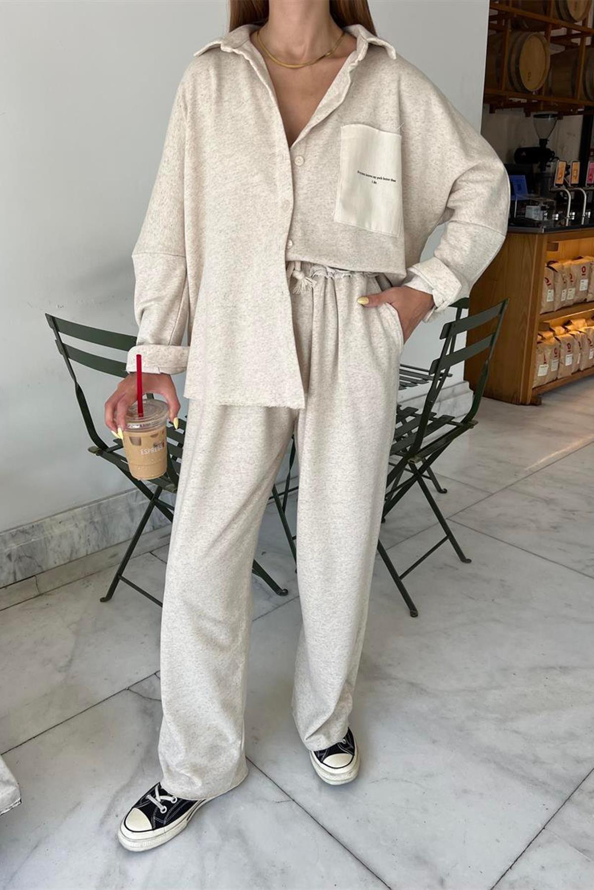 КОСТЮМ С КАРМАННЫМ ТЕКСТОМ