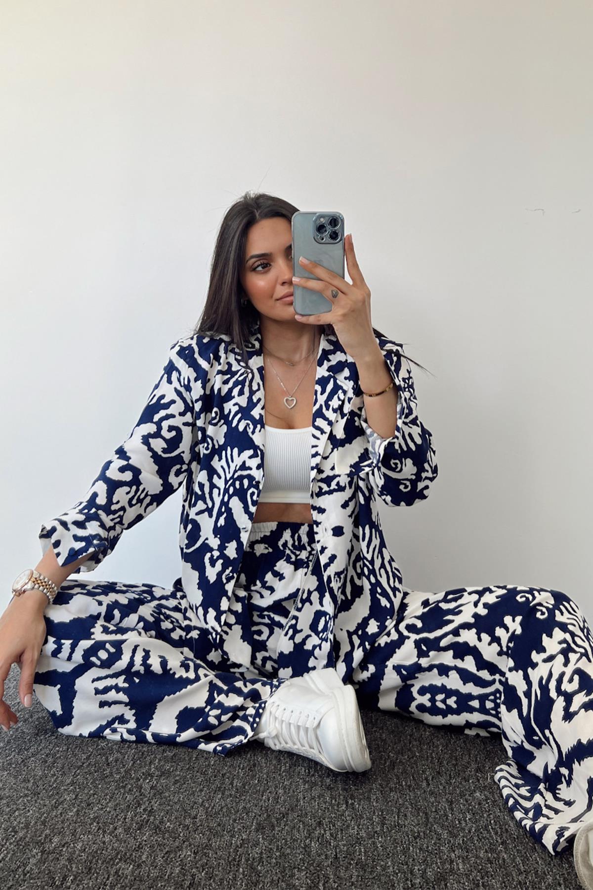 ДВОЙНОЙ КОСТЮМ С УЗОРОМ