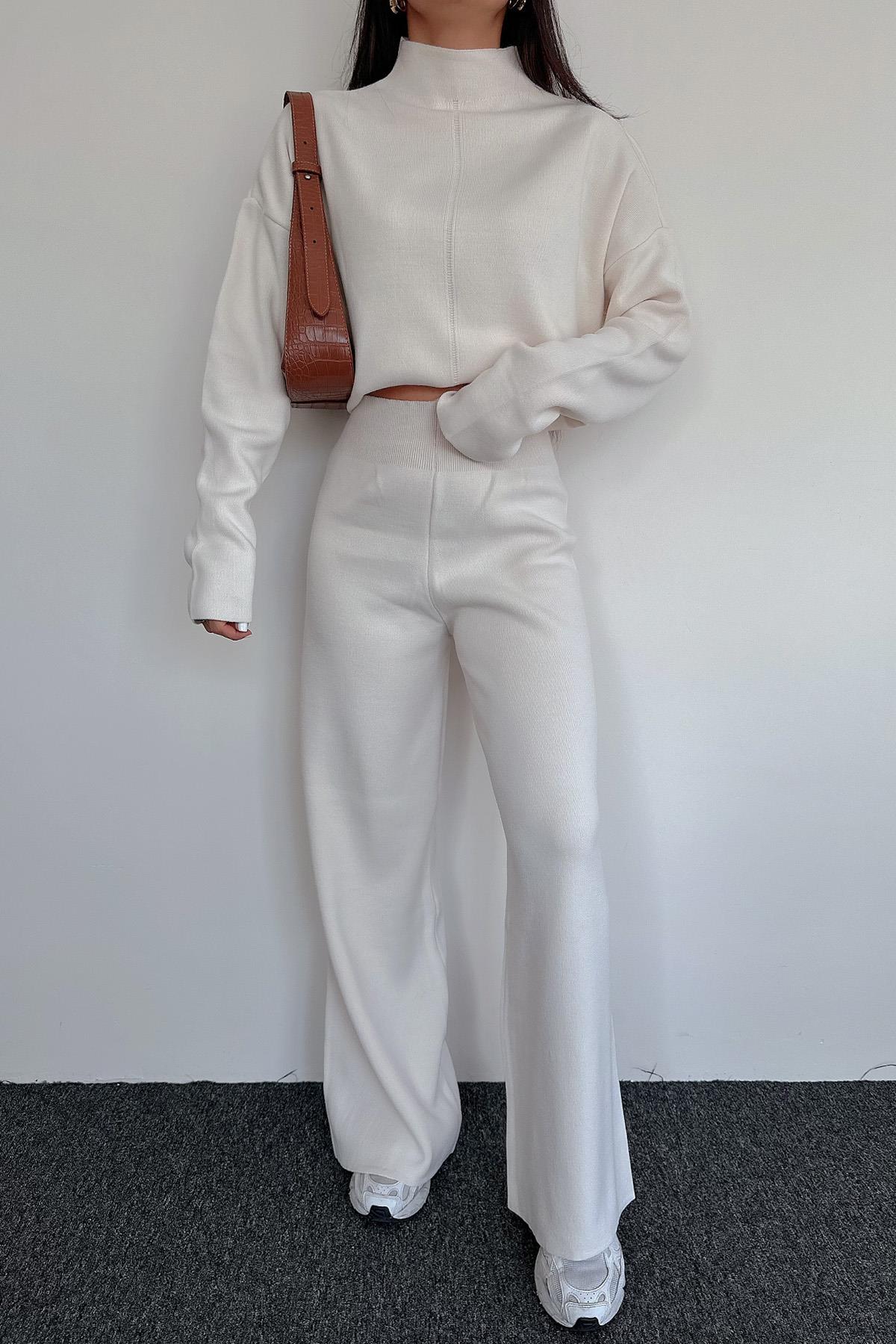 DİK YAKA TRİKO TAKIM KREM