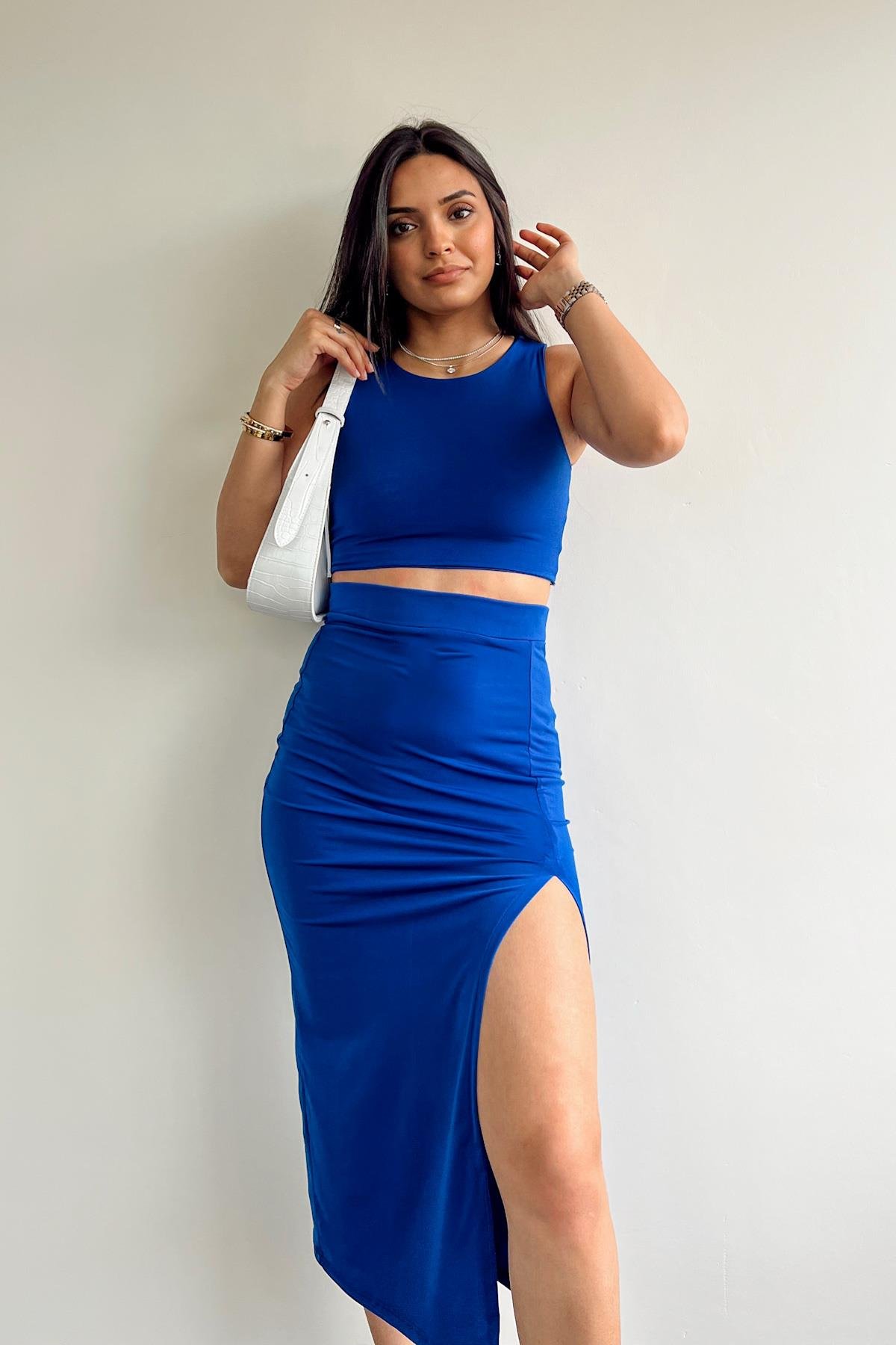 КОСТЮМ С УКОРОЧЕННОЙ ЮБКОЙ БЕЗ РУКАВОВ