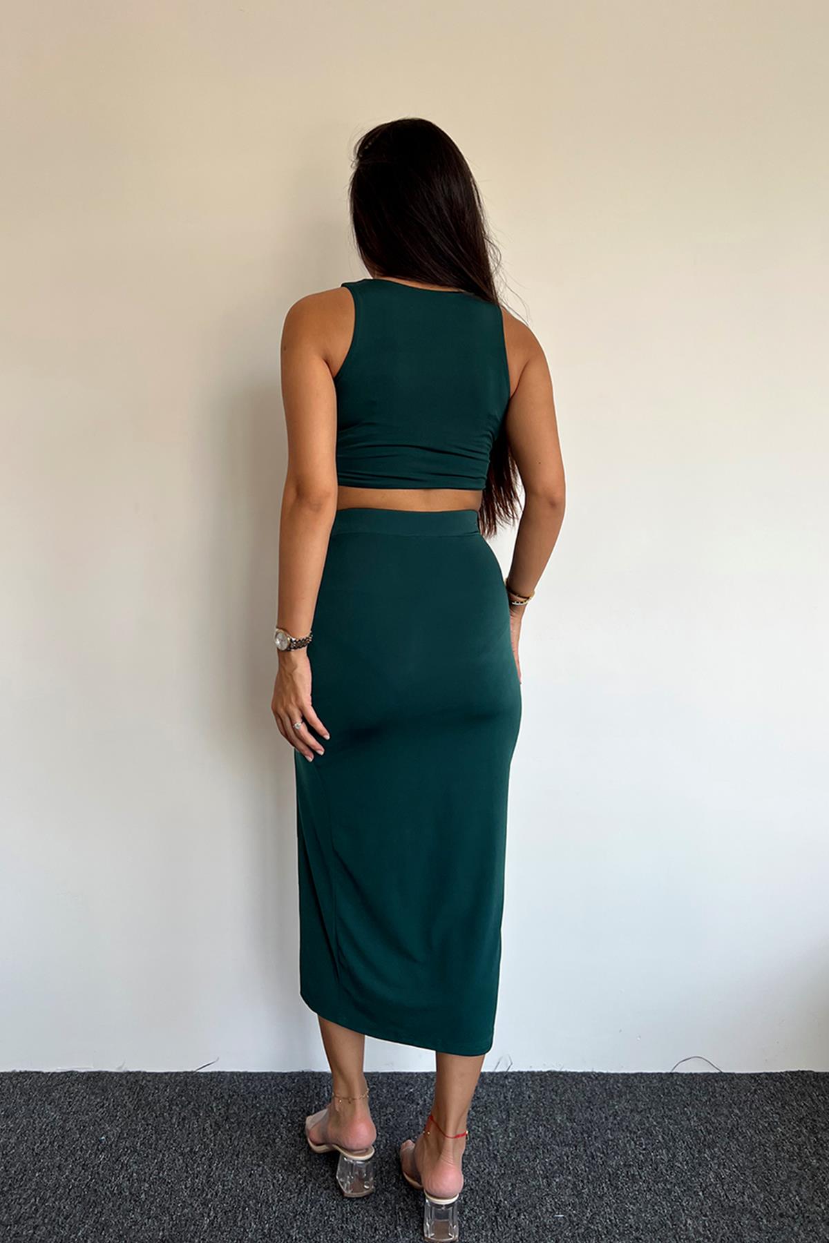 КОСТЮМ С УКОРОЧЕННОЙ ЮБКОЙ БЕЗ РУКАВОВ